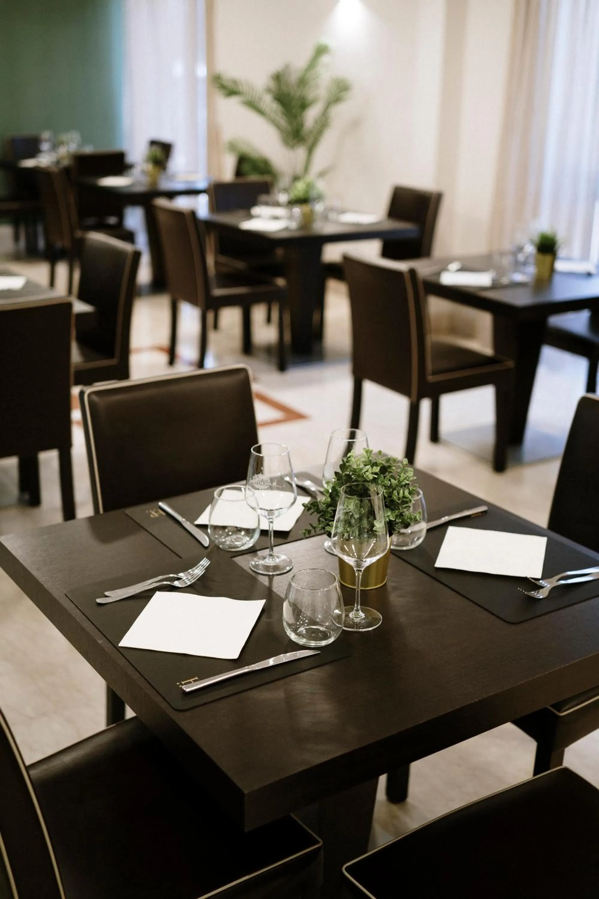 Restaurant/places to eat in Hotel Premiere