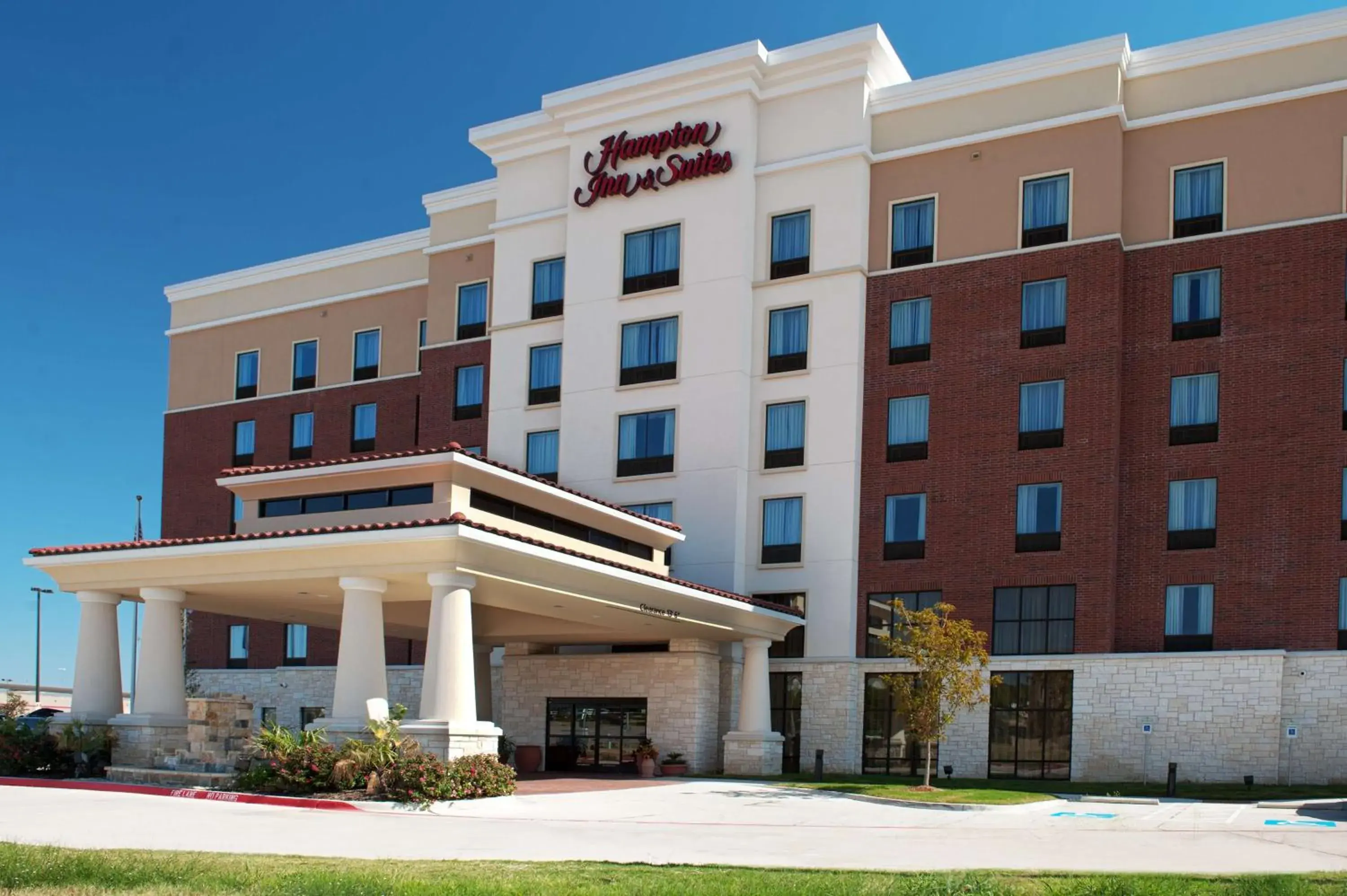 Property building in Hampton Inn and Suites Dallas/Lewisville-Vista Ridge Mall Property building in Hampton Inn and Suites Dallas/Lewisville-Vista Ridge Mall