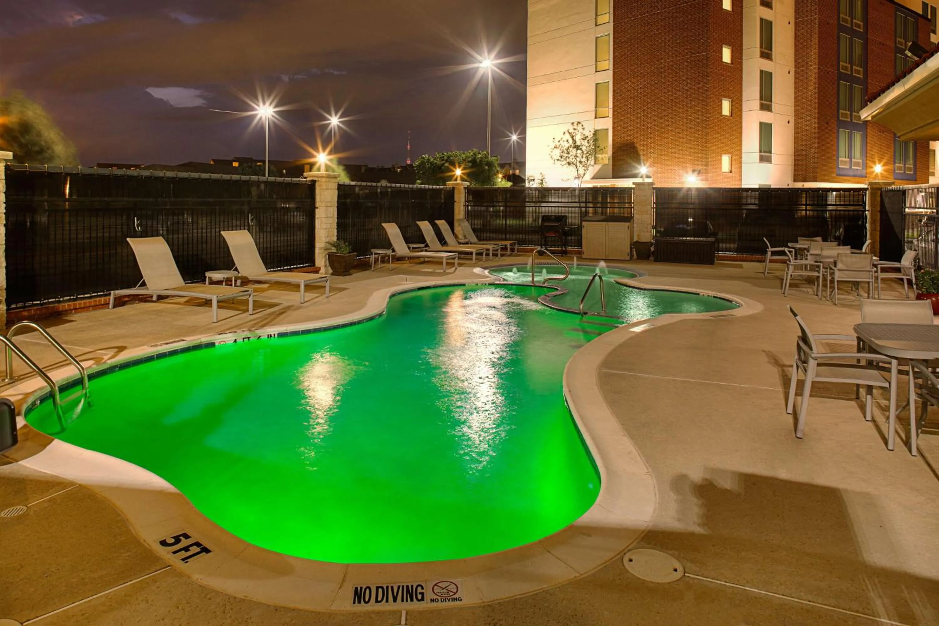 Pool view in Hampton Inn and Suites Dallas/Lewisville-Vista Ridge Mall