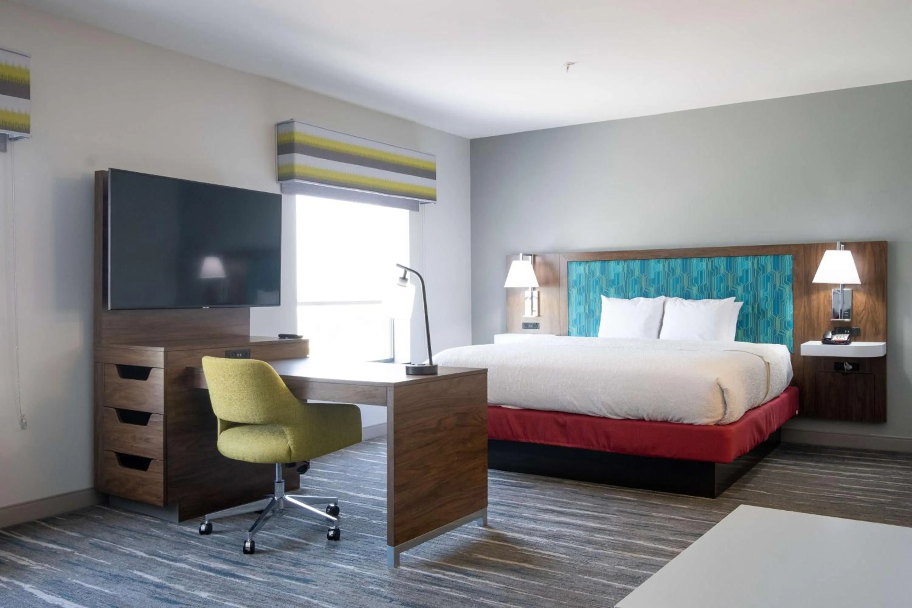 Bed in Hampton Inn and Suites Dallas/Lewisville-Vista Ridge Mall