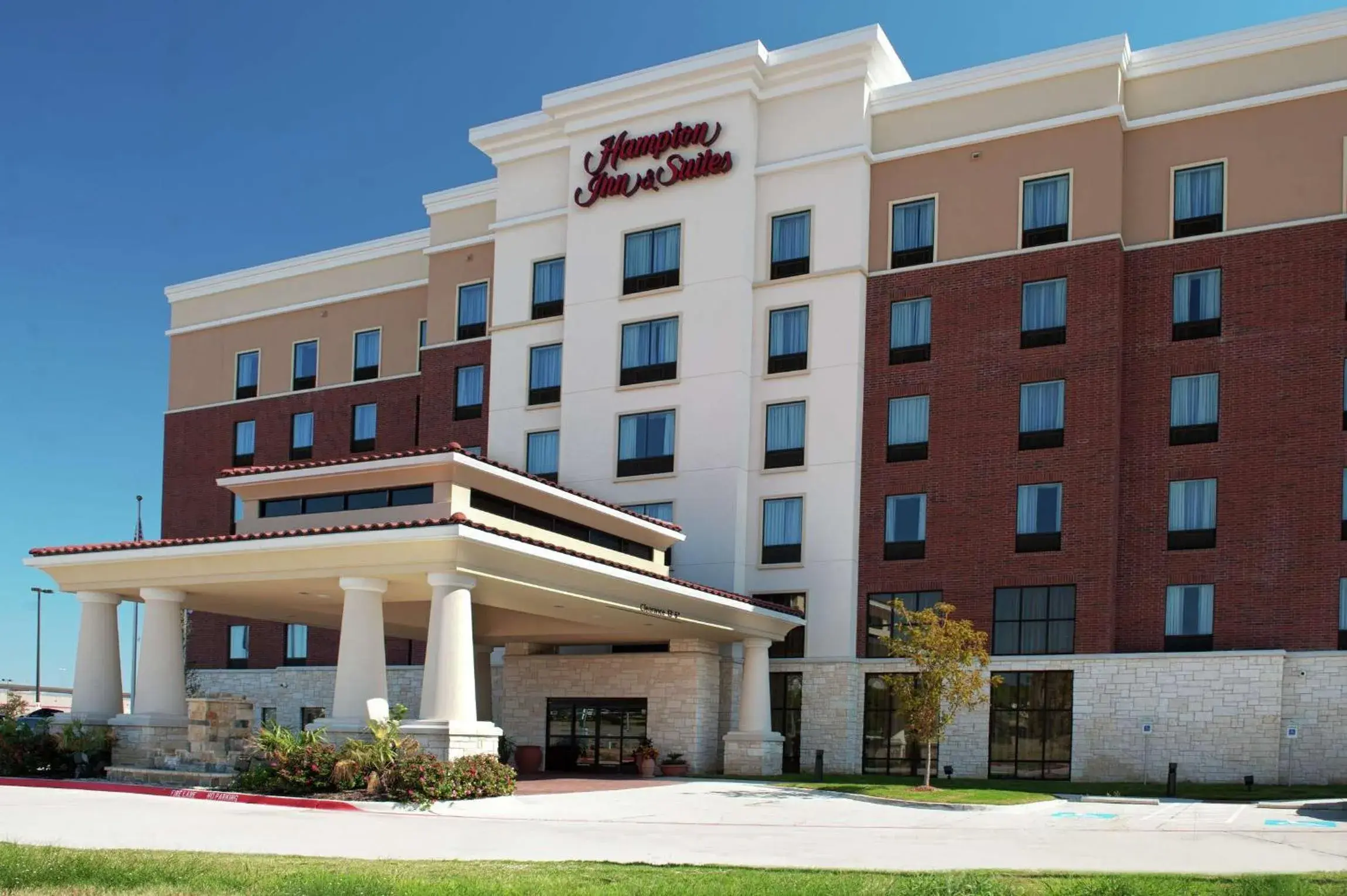 Property building in Hampton Inn and Suites Dallas/Lewisville-Vista Ridge Mall Property building in Hampton Inn and Suites Dallas/Lewisville-Vista Ridge Mall