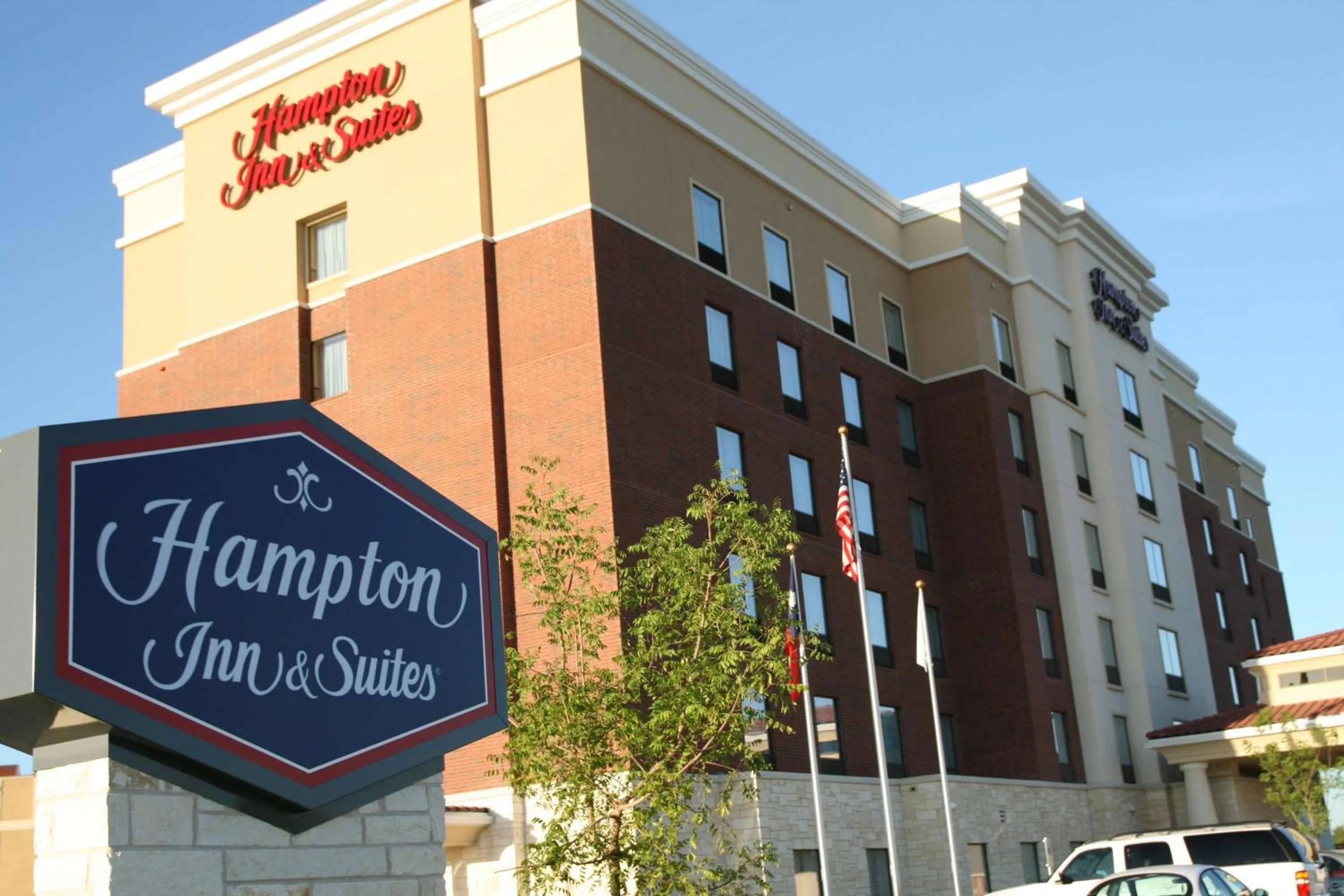 Property building in Hampton Inn and Suites Dallas/Lewisville-Vista Ridge Mall