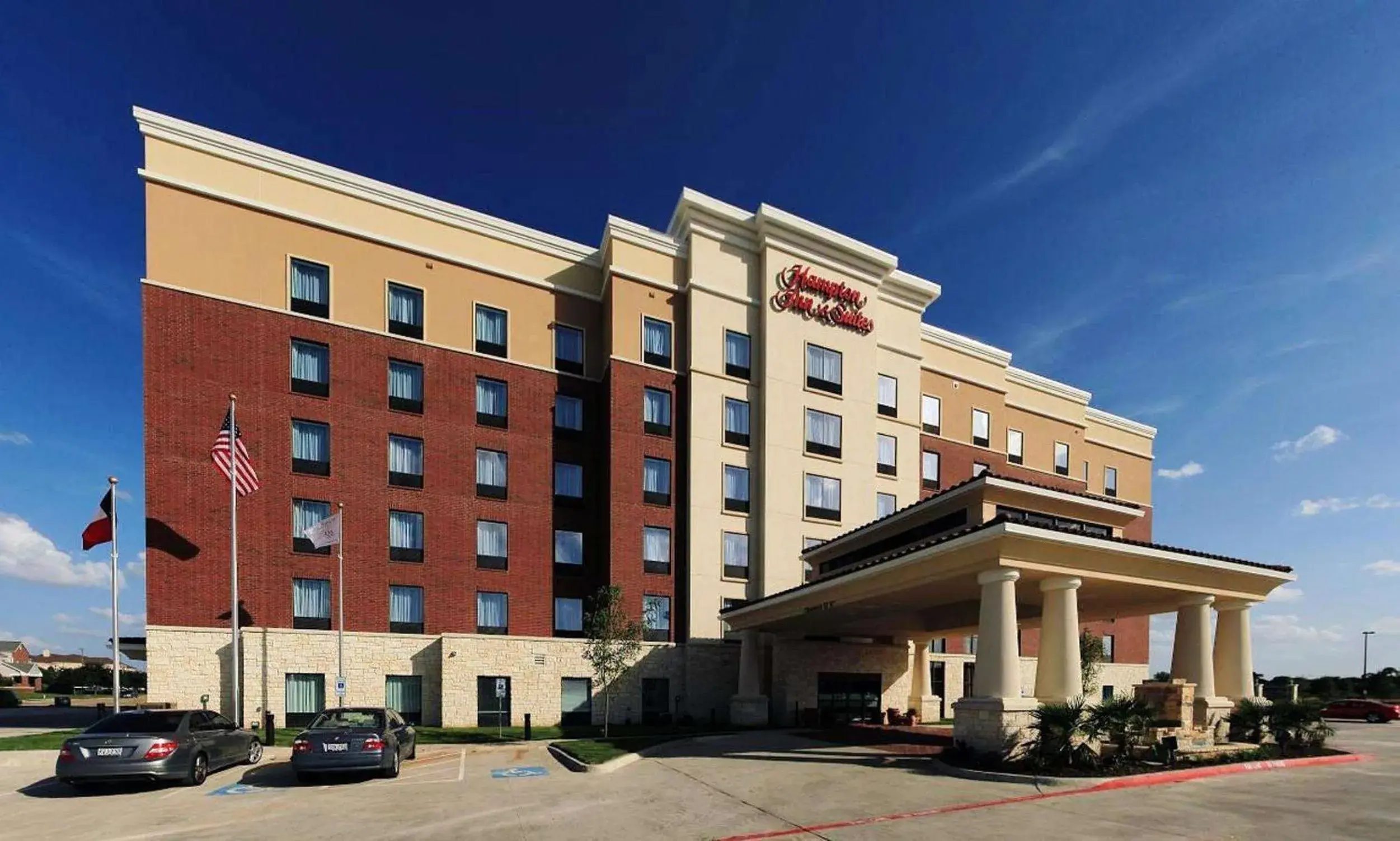 Property building in Hampton Inn and Suites Dallas/Lewisville-Vista Ridge Mall Property building in Hampton Inn and Suites Dallas/Lewisville-Vista Ridge Mall