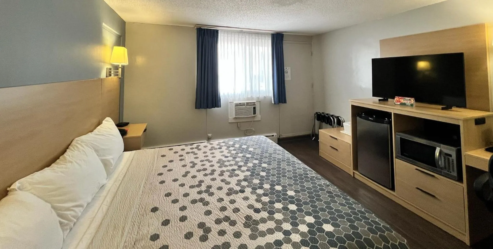 Bed in Econo Lodge Motel Village