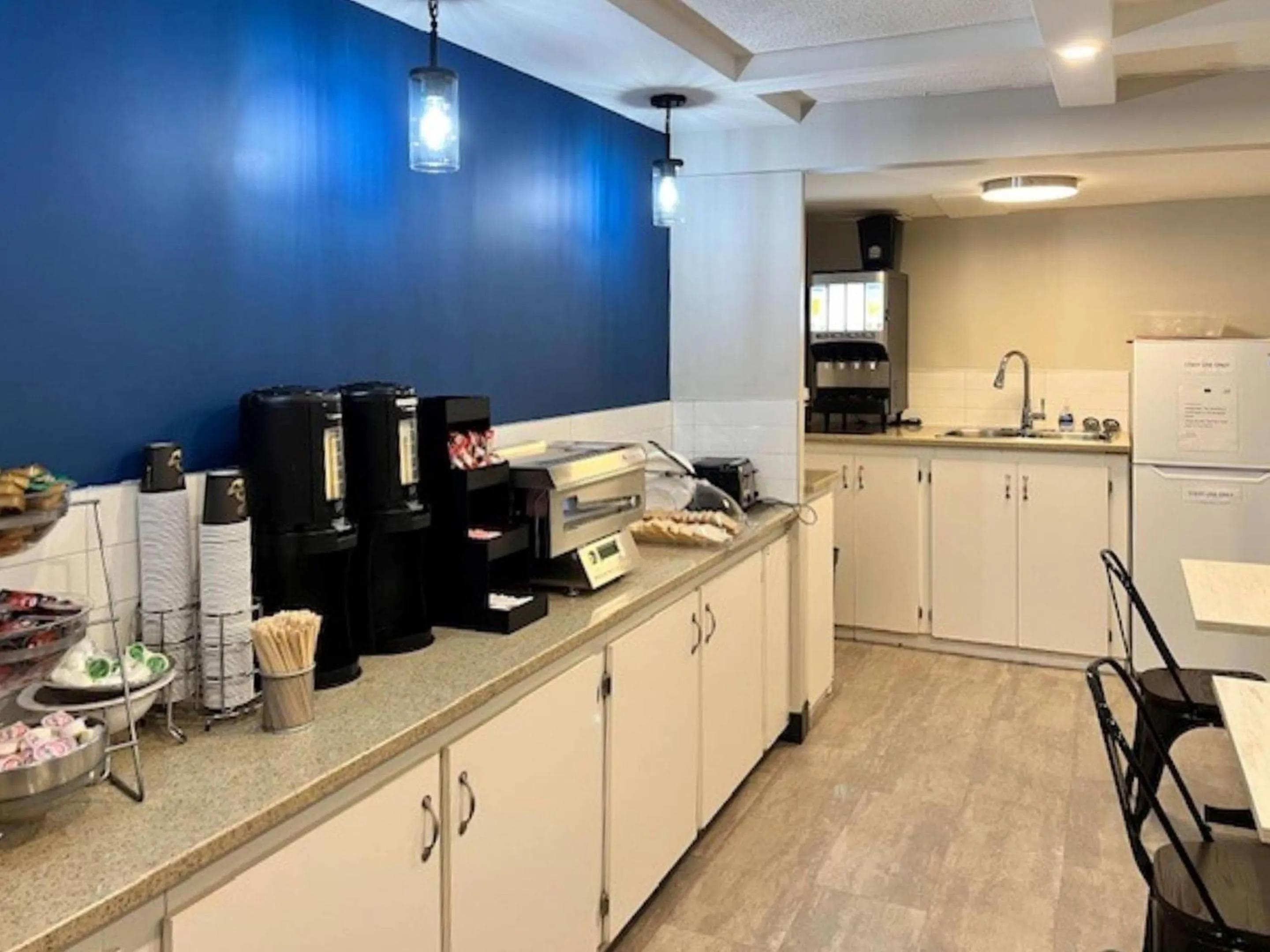 Breakfast in Econo Lodge Motel Village