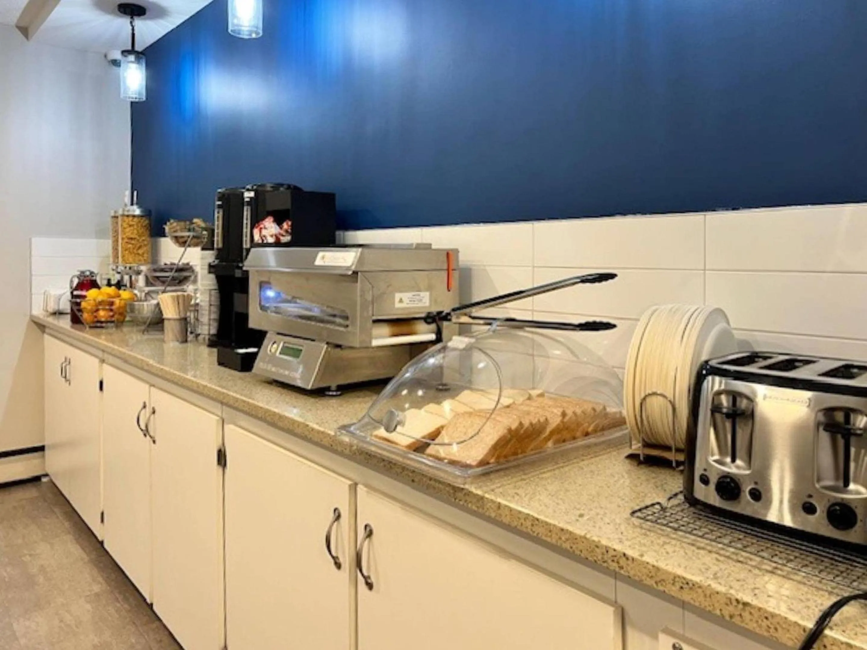 Breakfast in Econo Lodge Motel Village