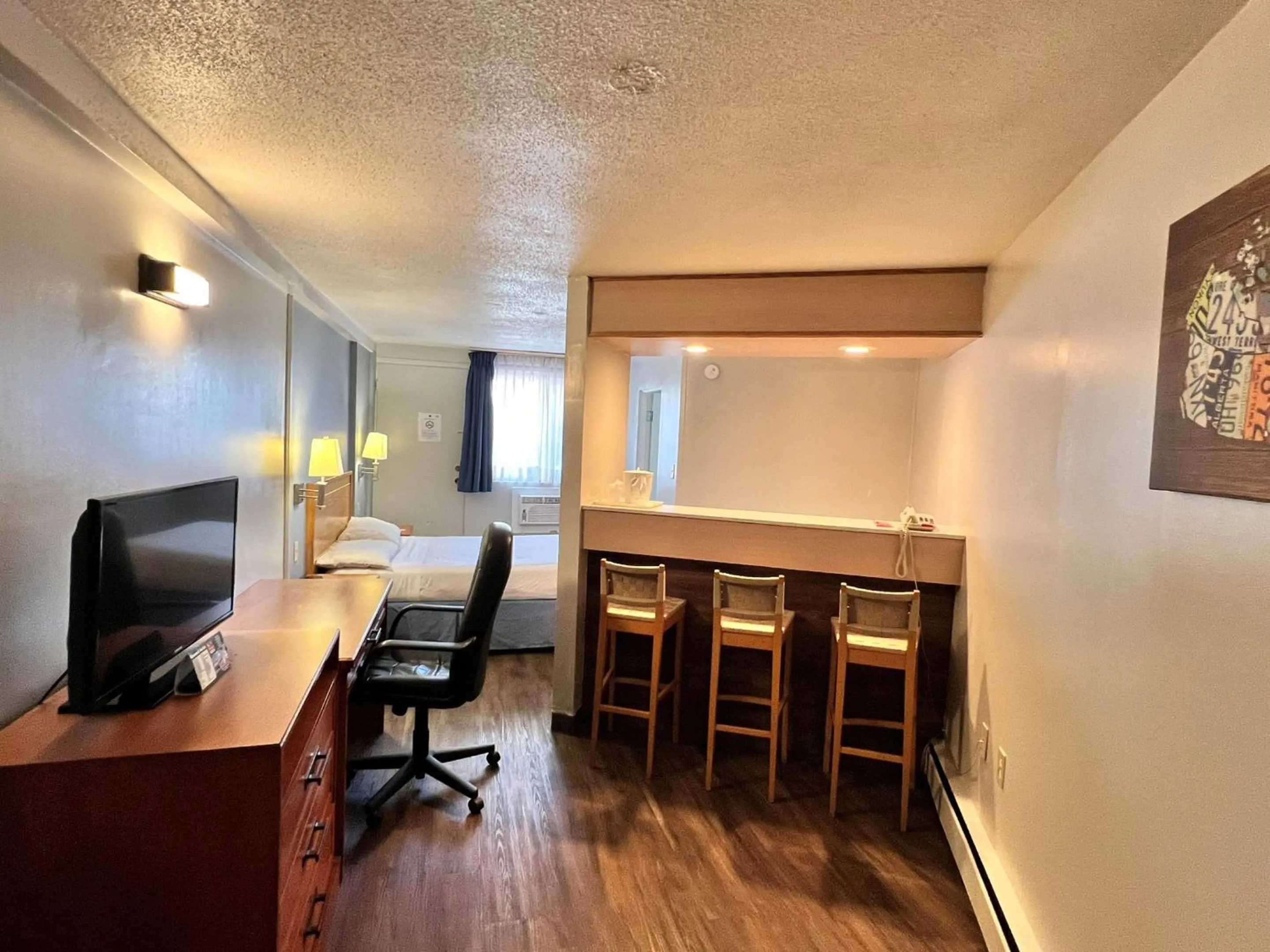 Bedroom in Econo Lodge Motel Village
