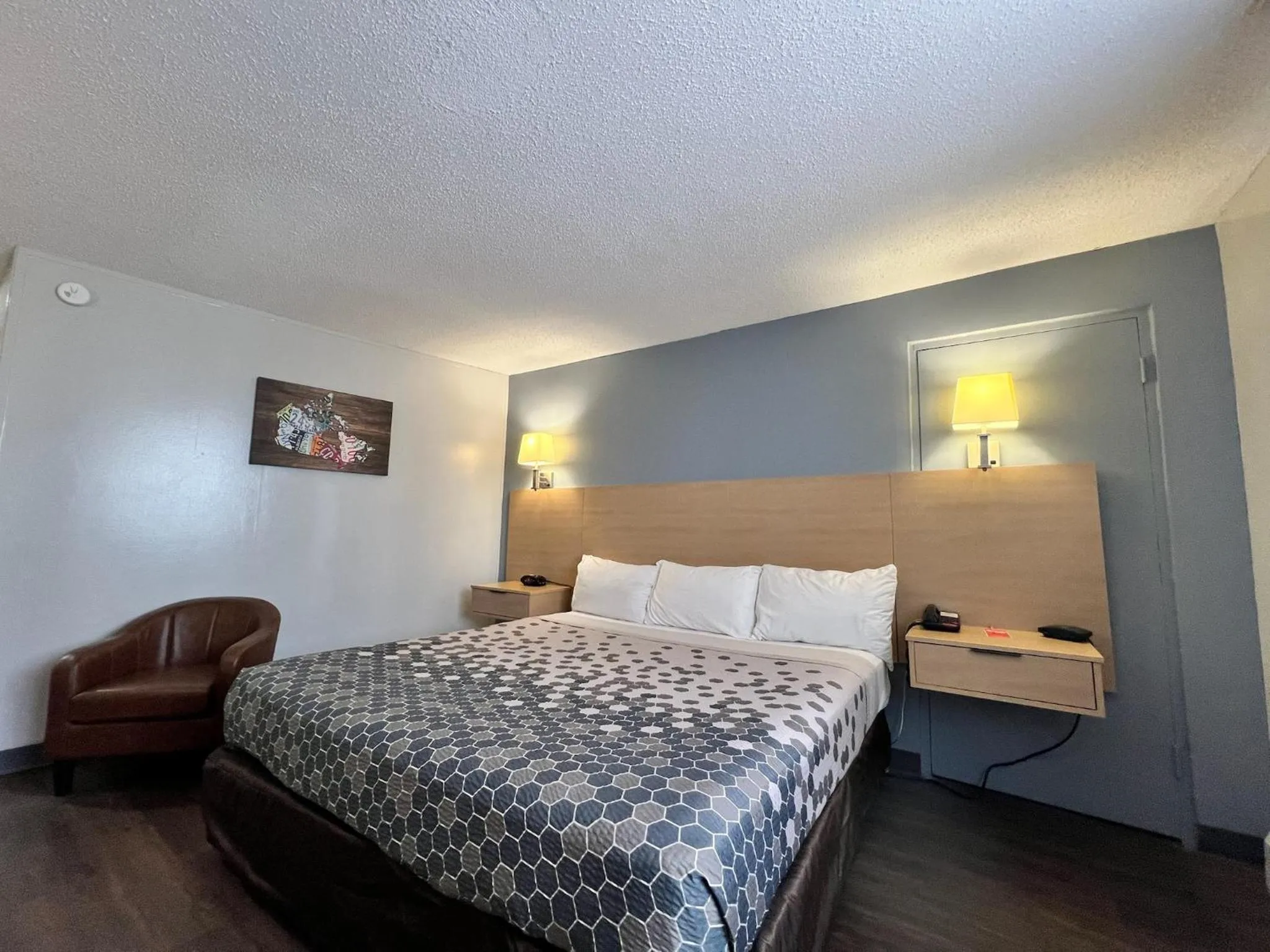 Bed in Econo Lodge Motel Village