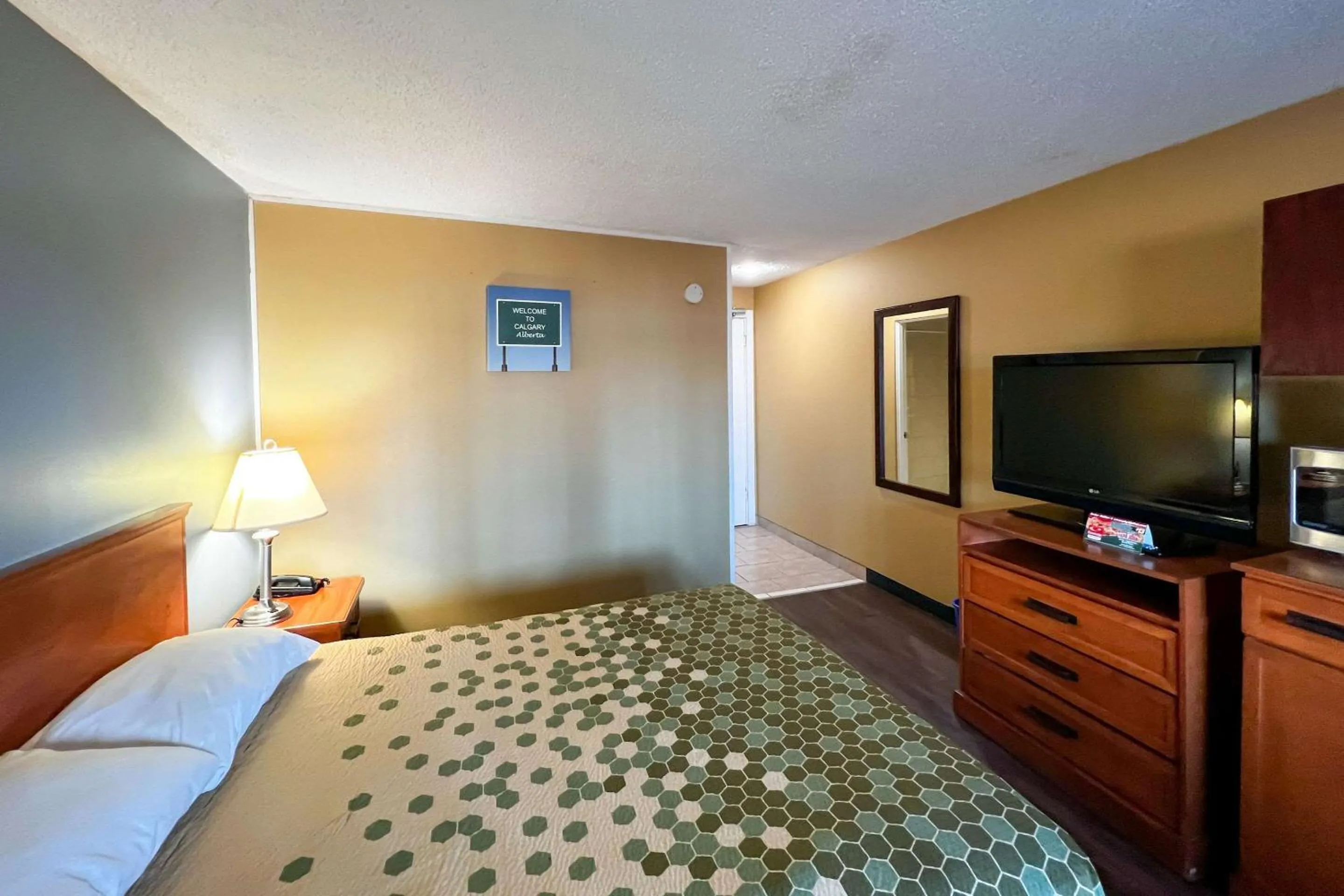 Bedroom, Bed in Econo Lodge Motel Village