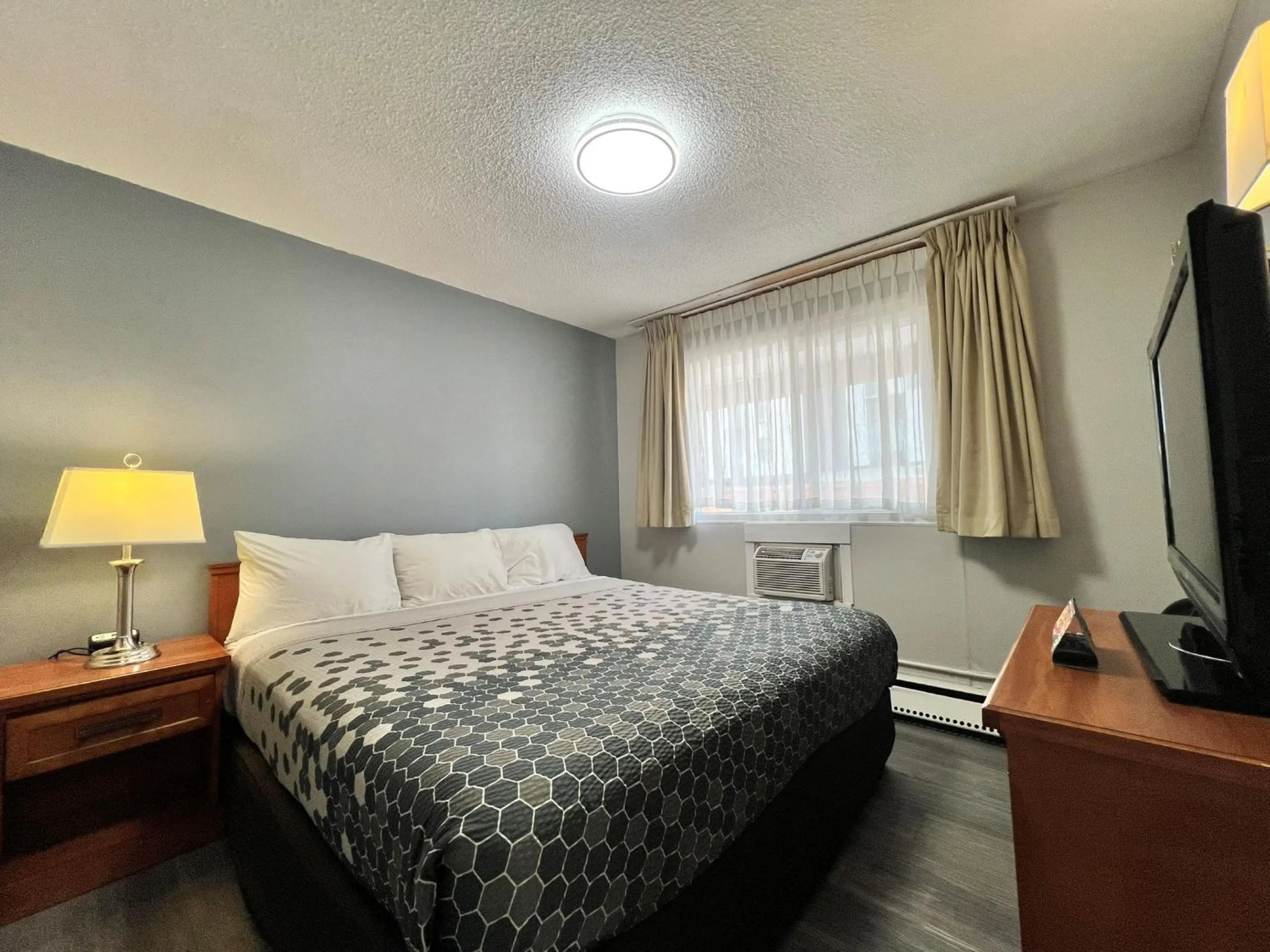 Bed in Econo Lodge Motel Village