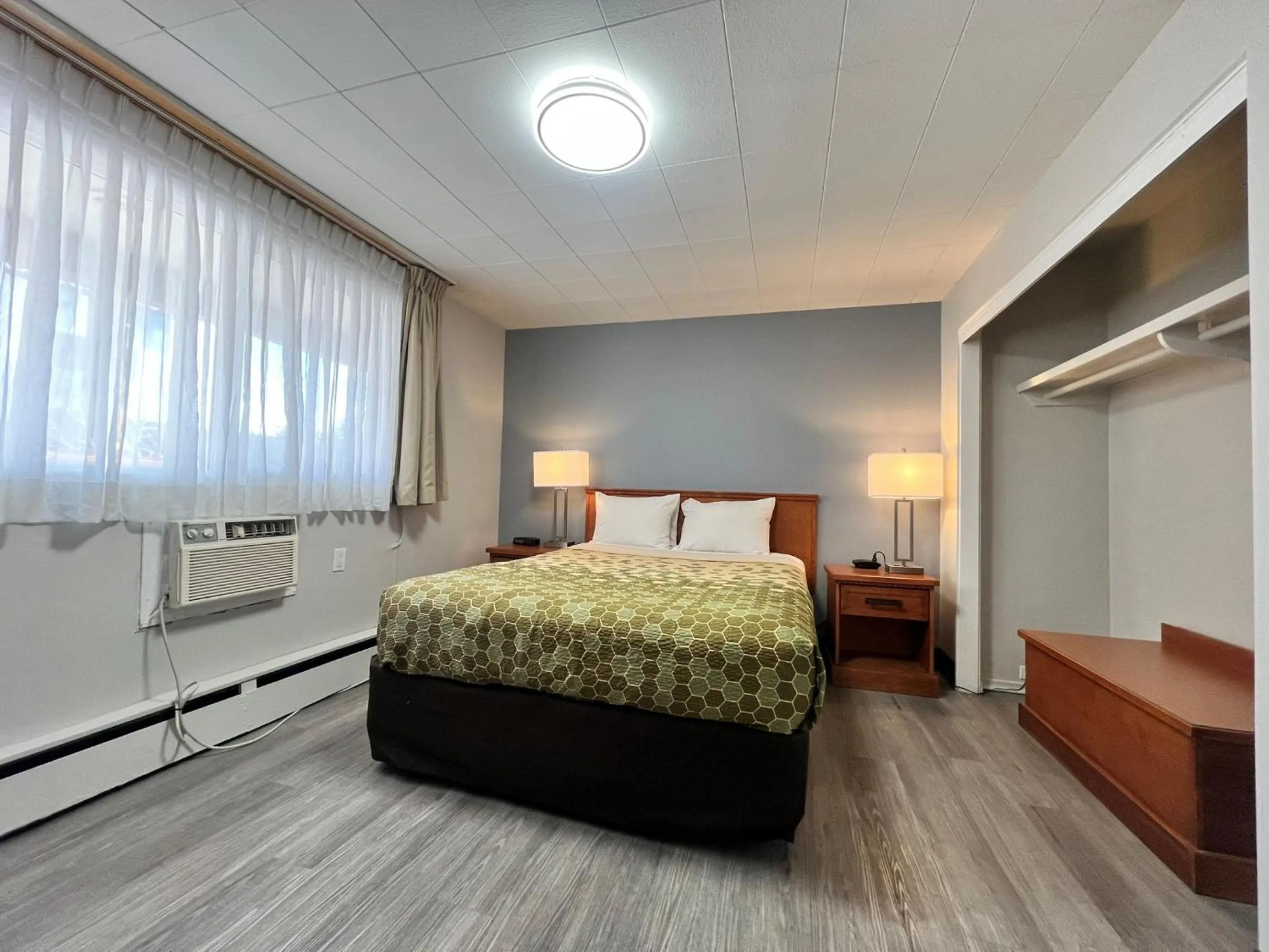 Bed in Econo Lodge Motel Village