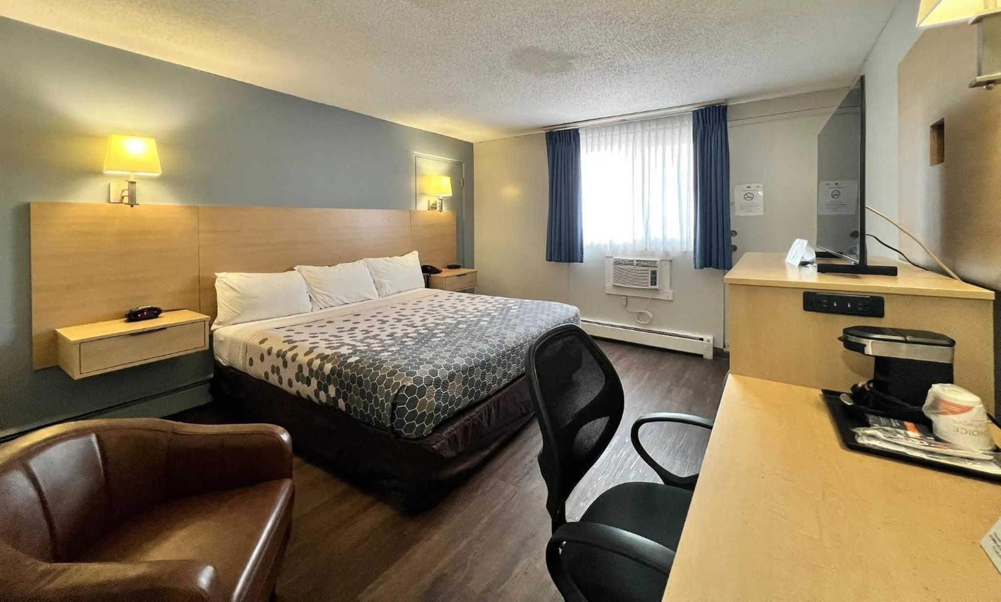 Bed in Econo Lodge Motel Village