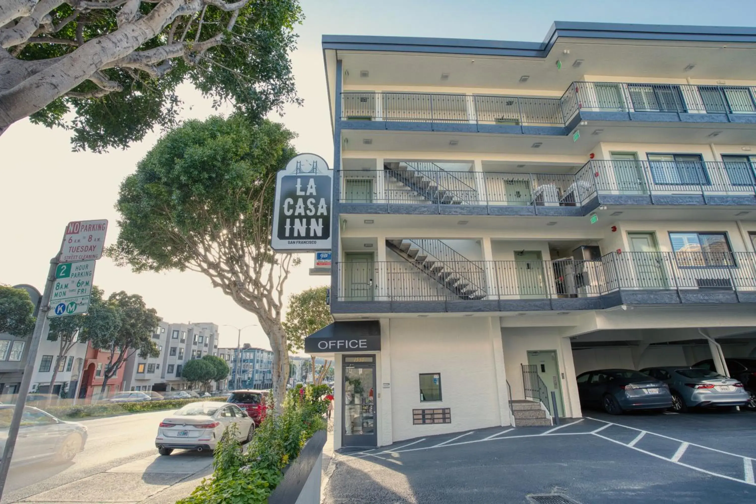 Property building in La Casa Inn Property building in La Casa Inn