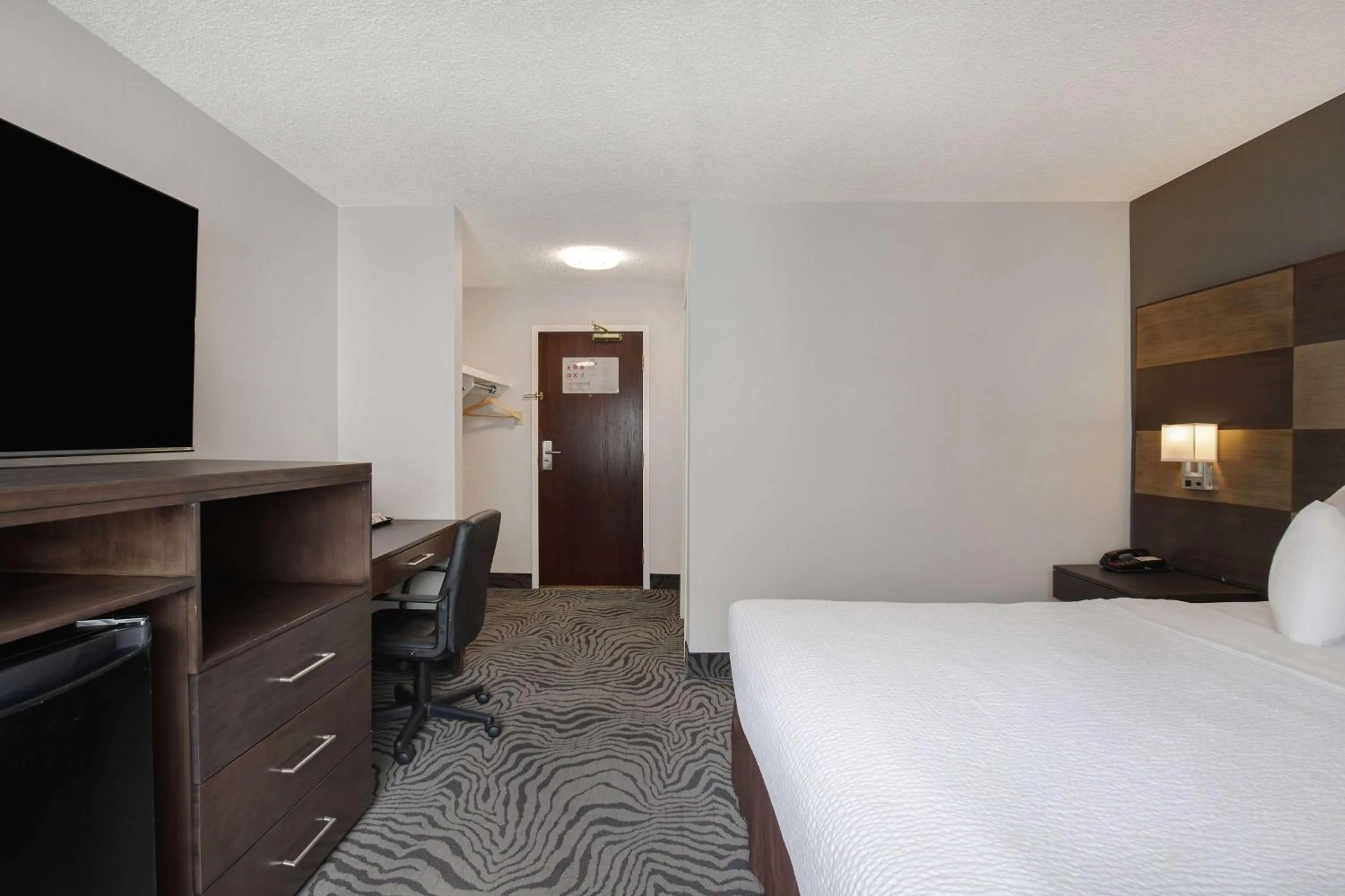 Photo of the whole room, Bed in Days Inn by Wyndham Calgary South