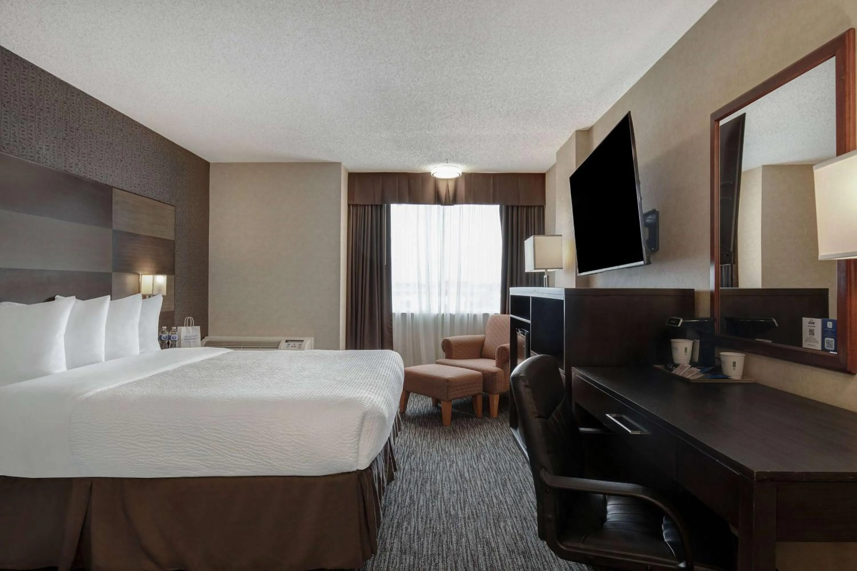 Photo of the whole room, Bed in Days Inn by Wyndham Calgary South