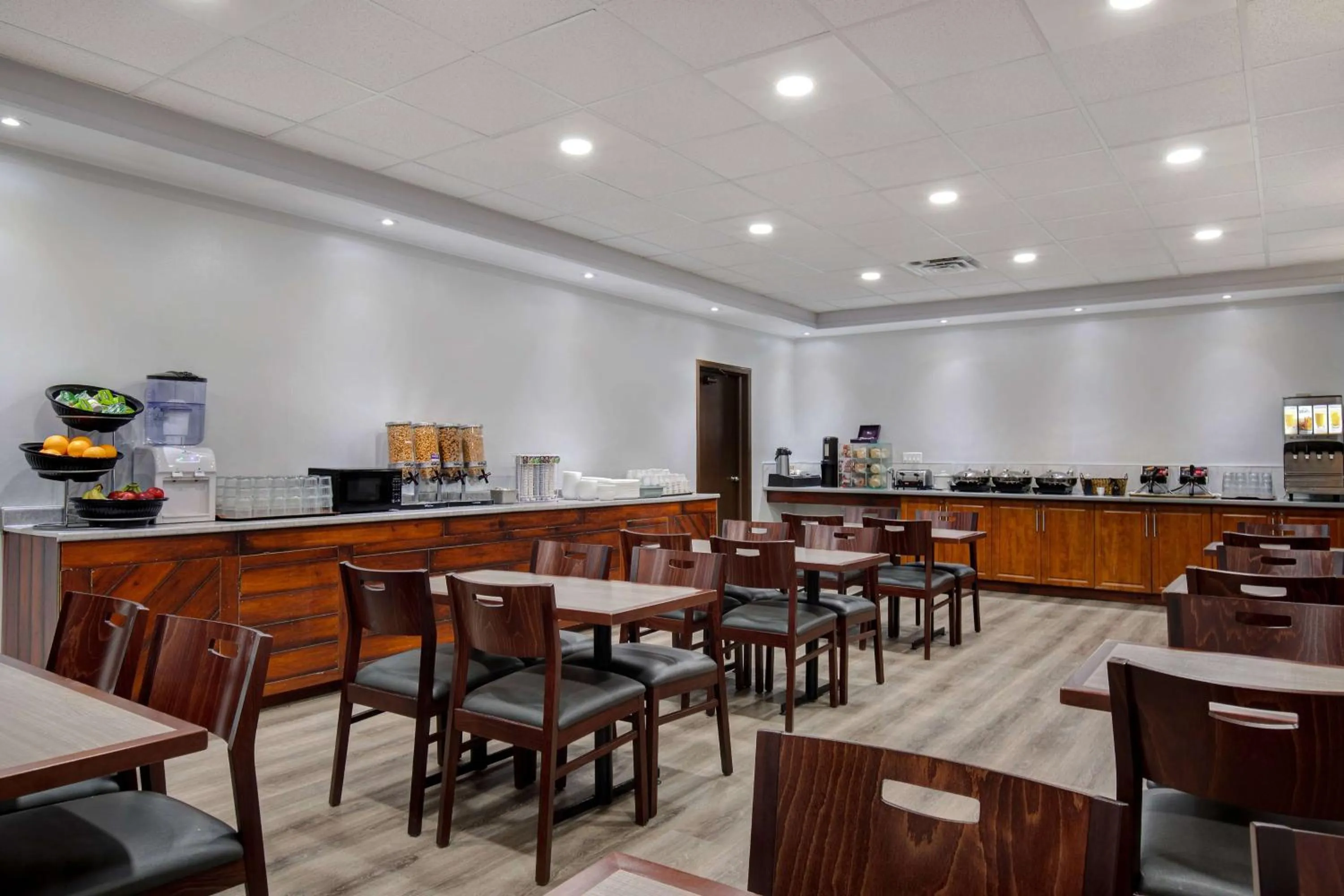 Restaurant/places to eat in Days Inn by Wyndham Calgary South