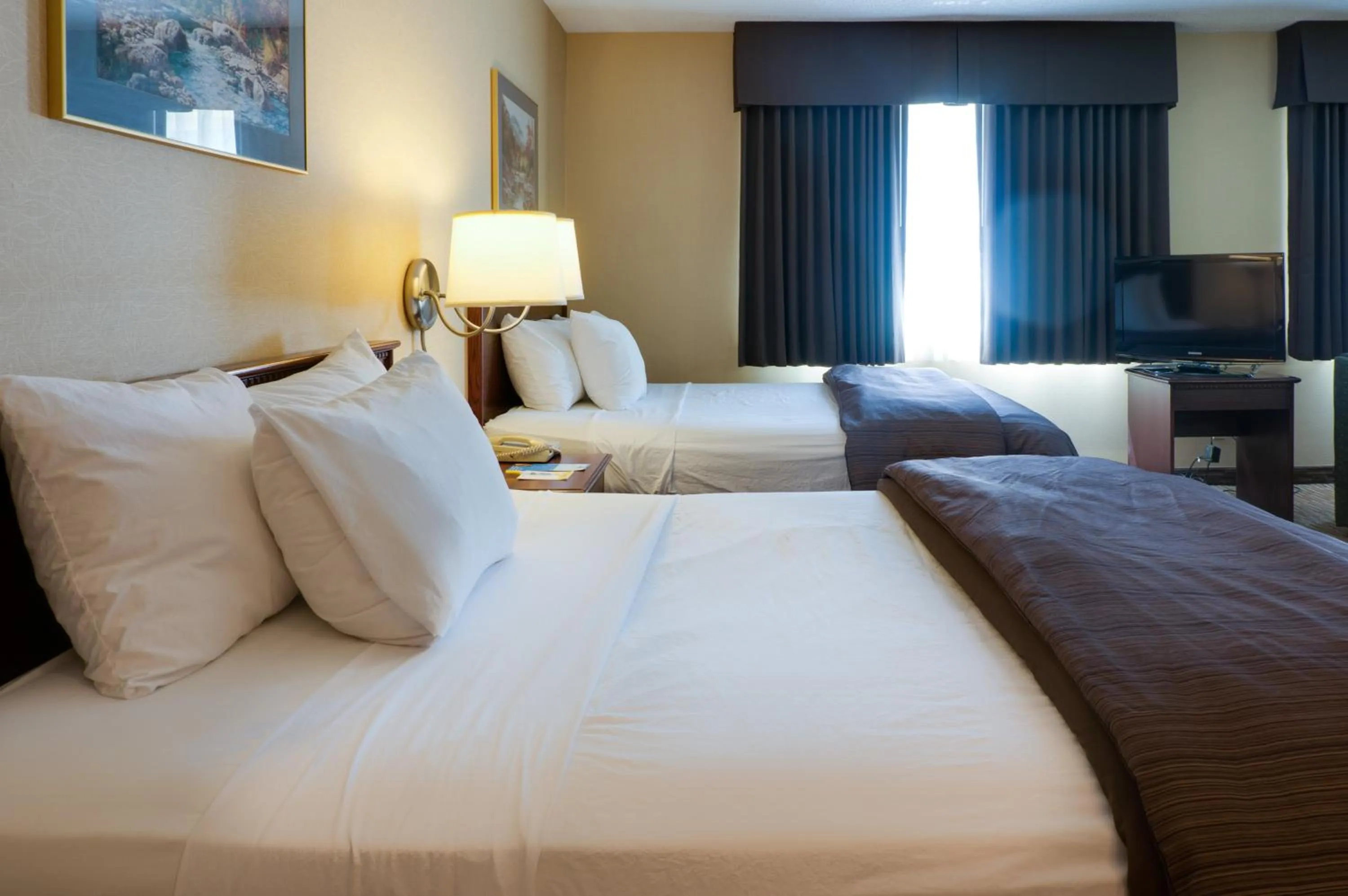 Bedroom, Bed in Days Inn by Wyndham Calgary South