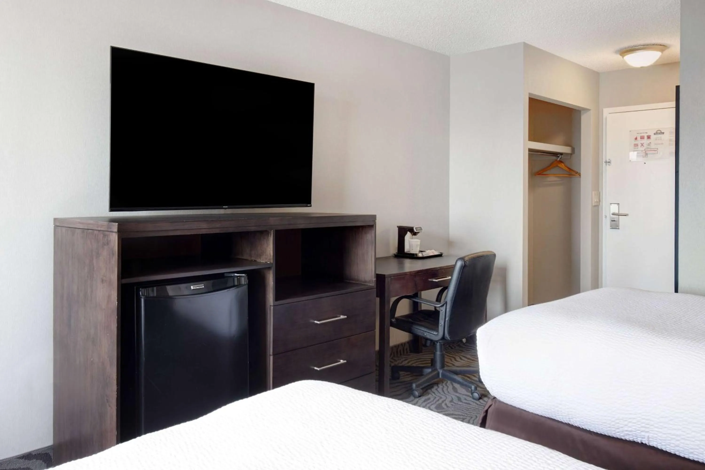 Photo of the whole room, Bed in Days Inn by Wyndham Calgary South