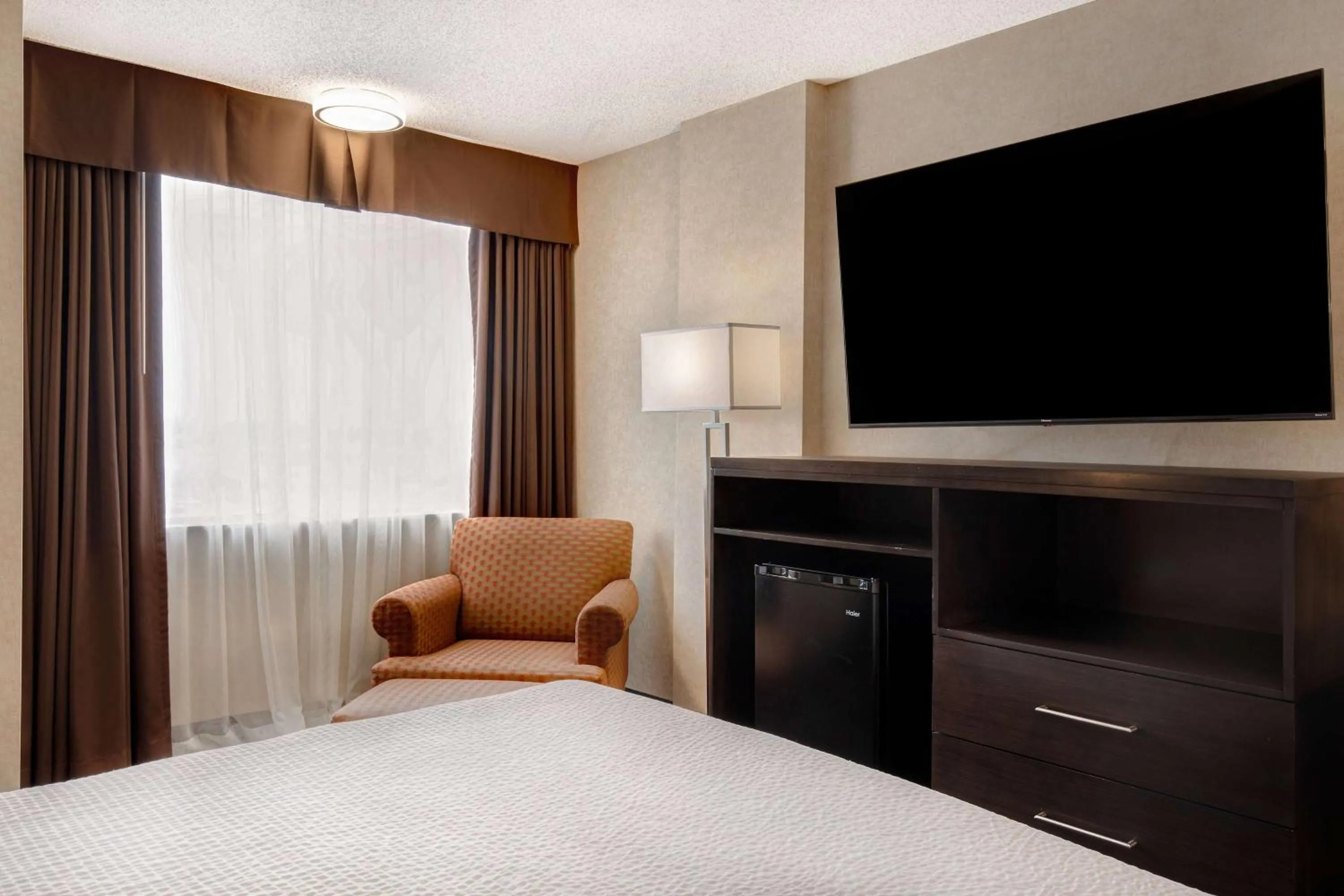 Photo of the whole room, Bed in Days Inn by Wyndham Calgary South