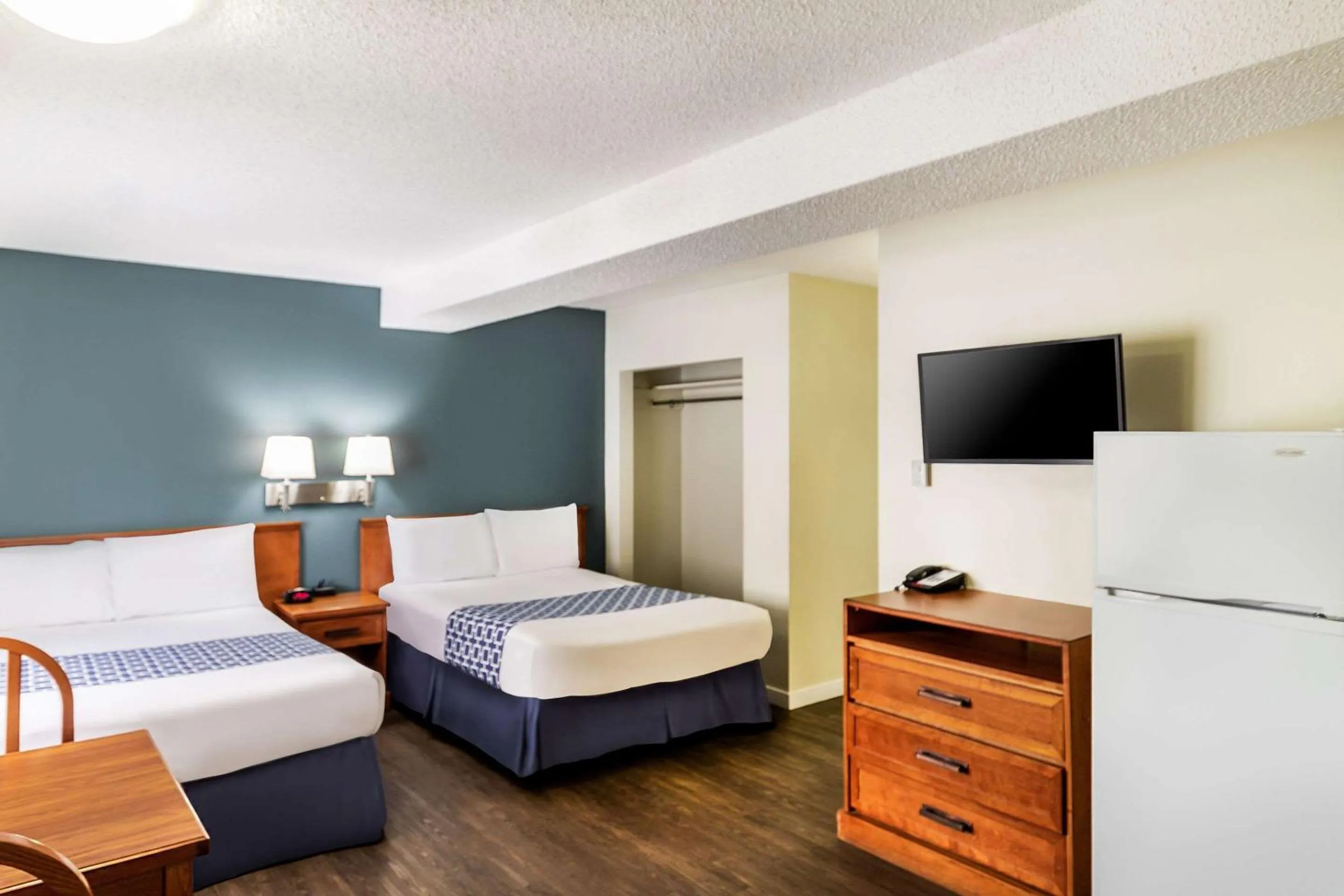 Bedroom, Bed in Econo Lodge Inn & Suites University