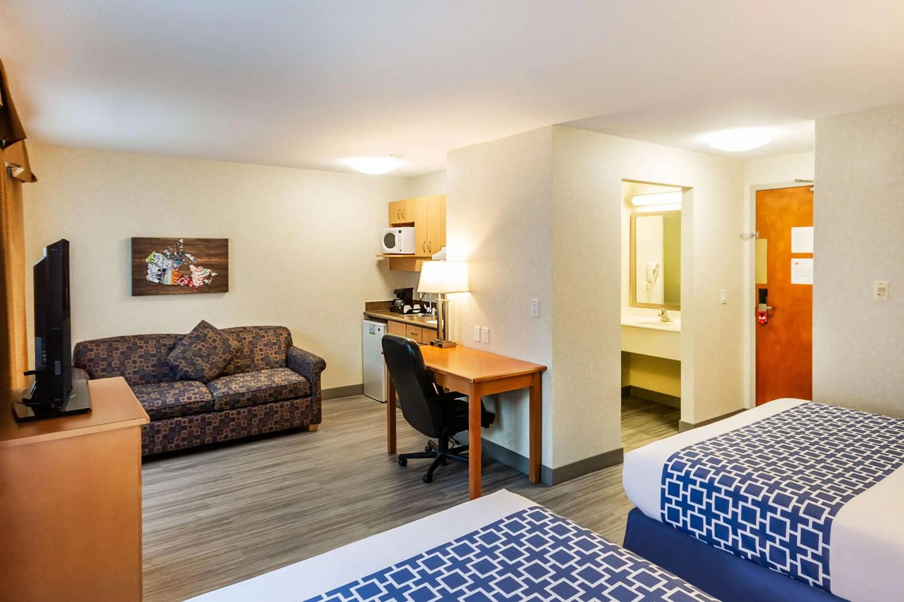 Bedroom, Bed in Econo Lodge Inn & Suites University