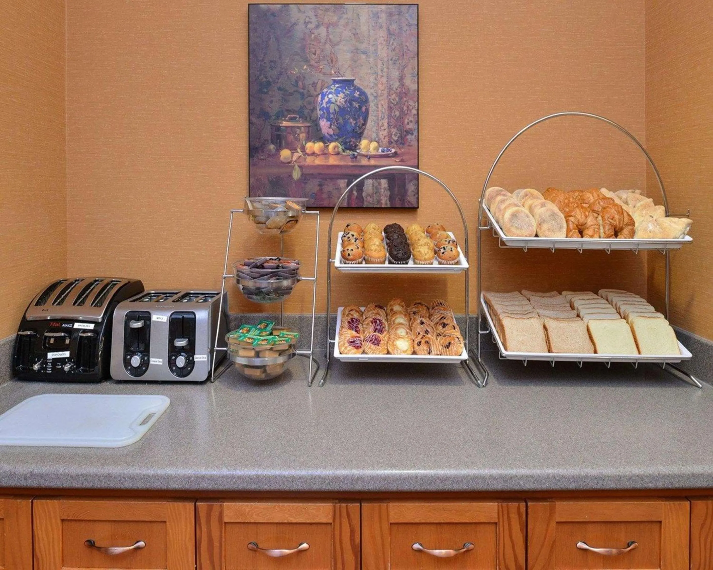 Breakfast in Econo Lodge Inn & Suites University