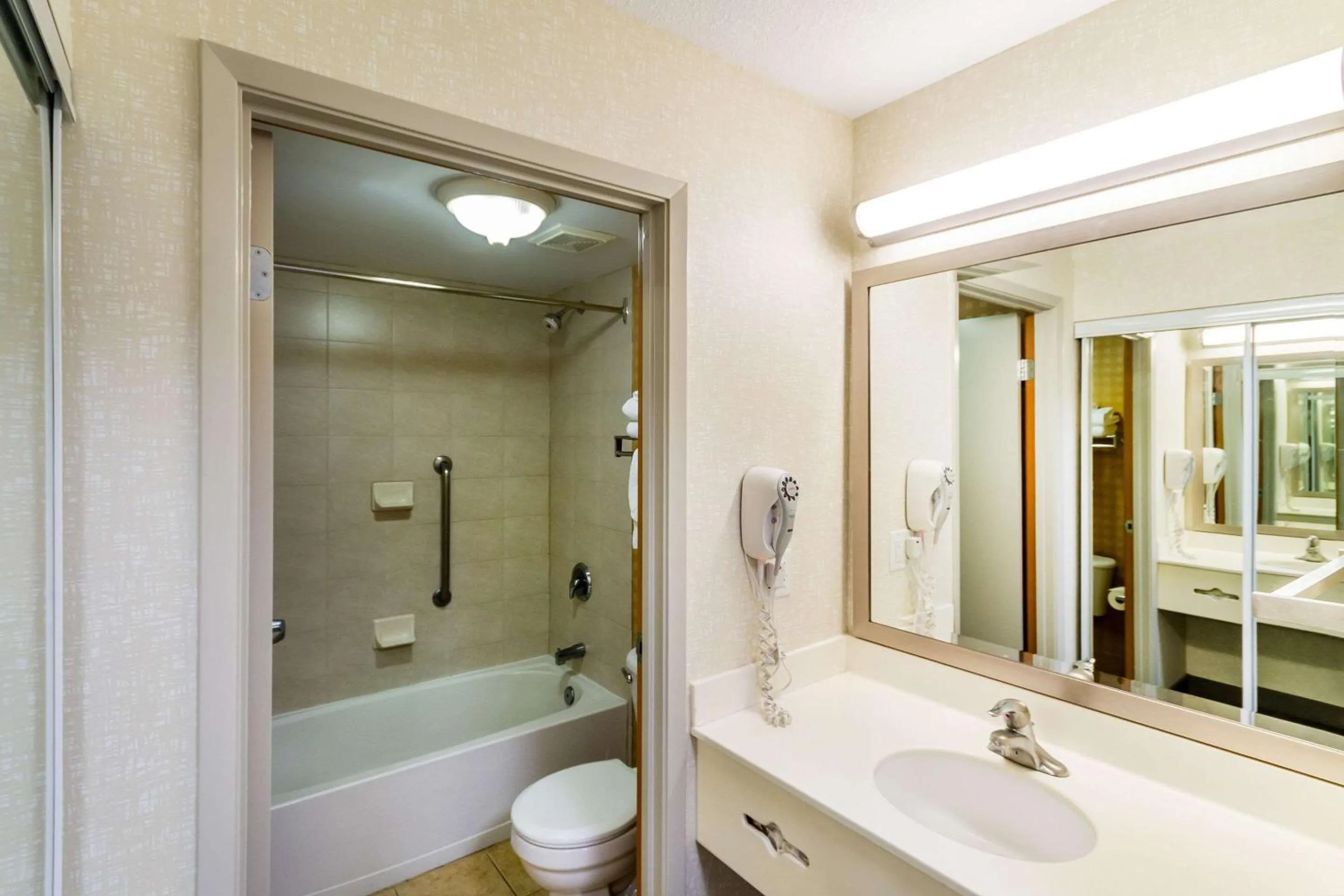 Bedroom in Econo Lodge Inn & Suites University