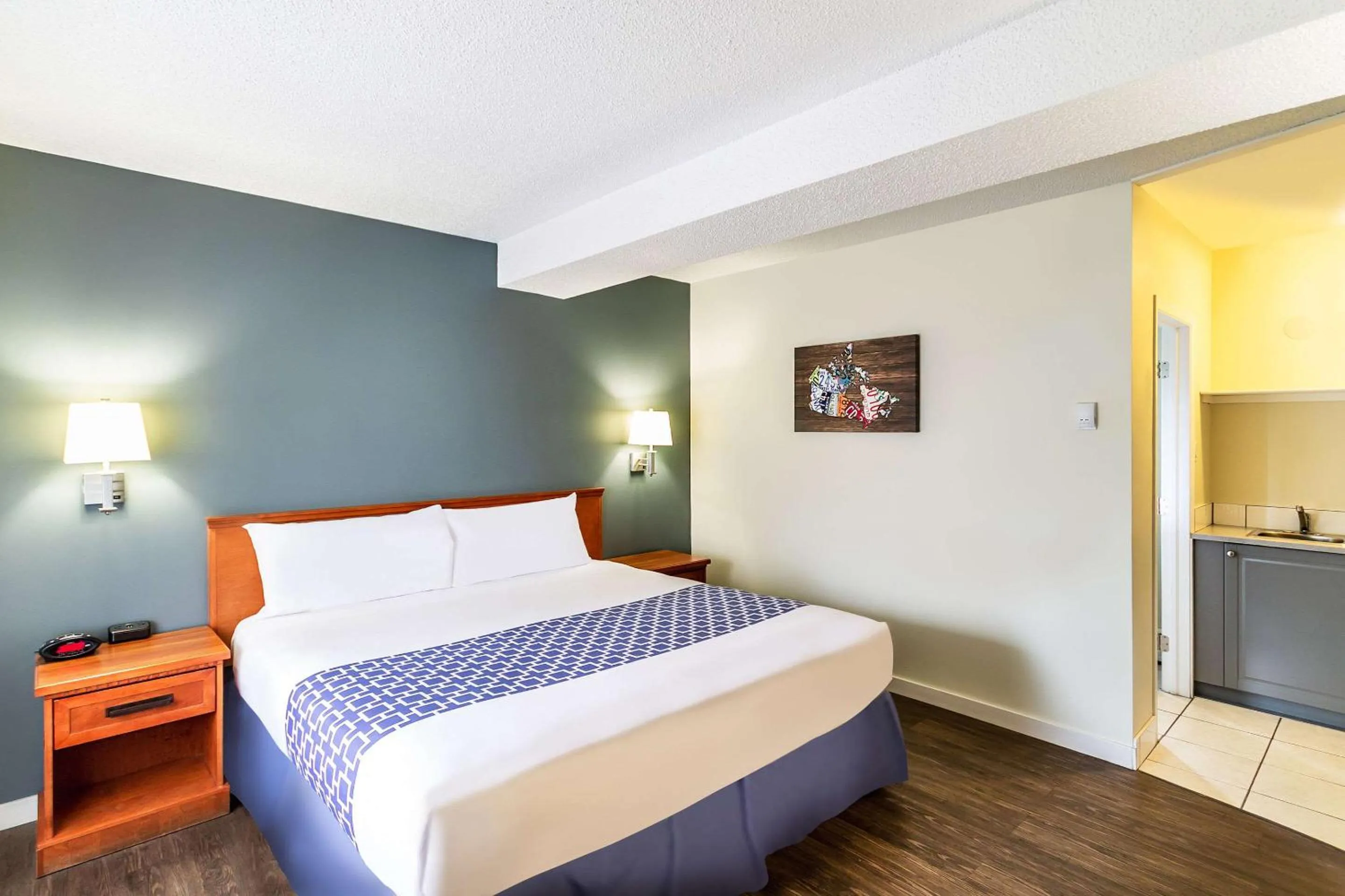Bedroom, Bed in Econo Lodge Inn & Suites University
