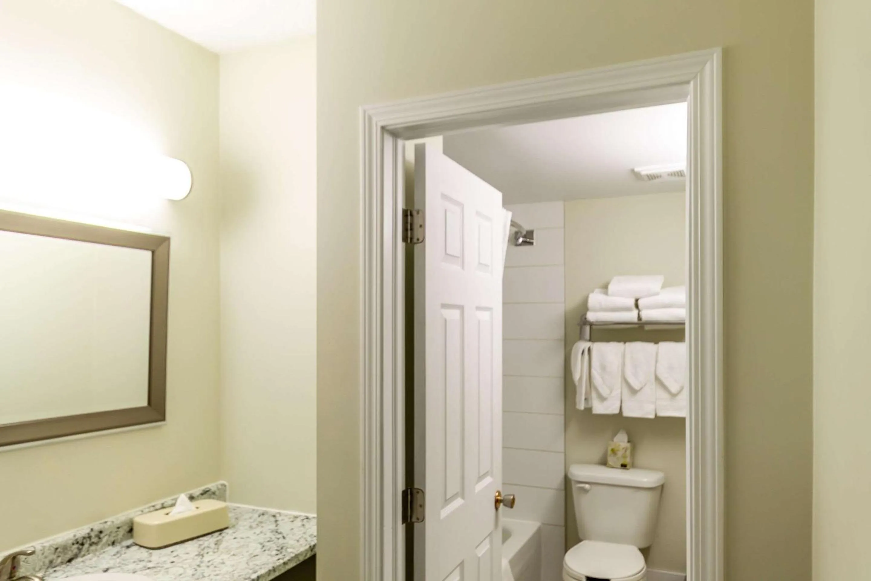 Bedroom in Econo Lodge Inn & Suites University