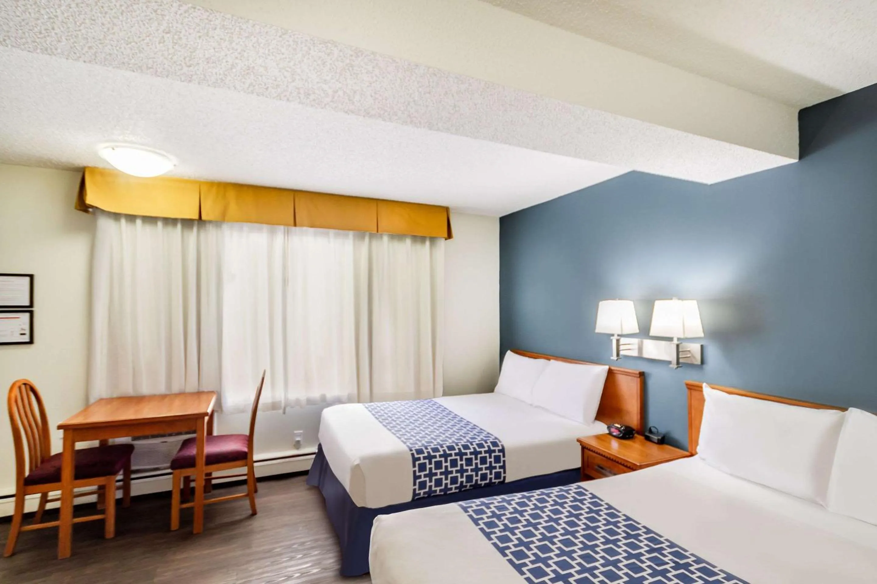Bedroom, Bed in Econo Lodge Inn & Suites University