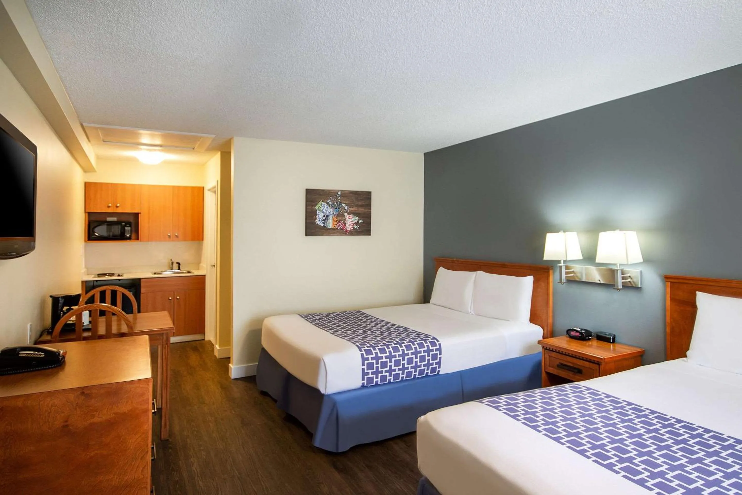 Bedroom, Bed in Econo Lodge Inn & Suites University