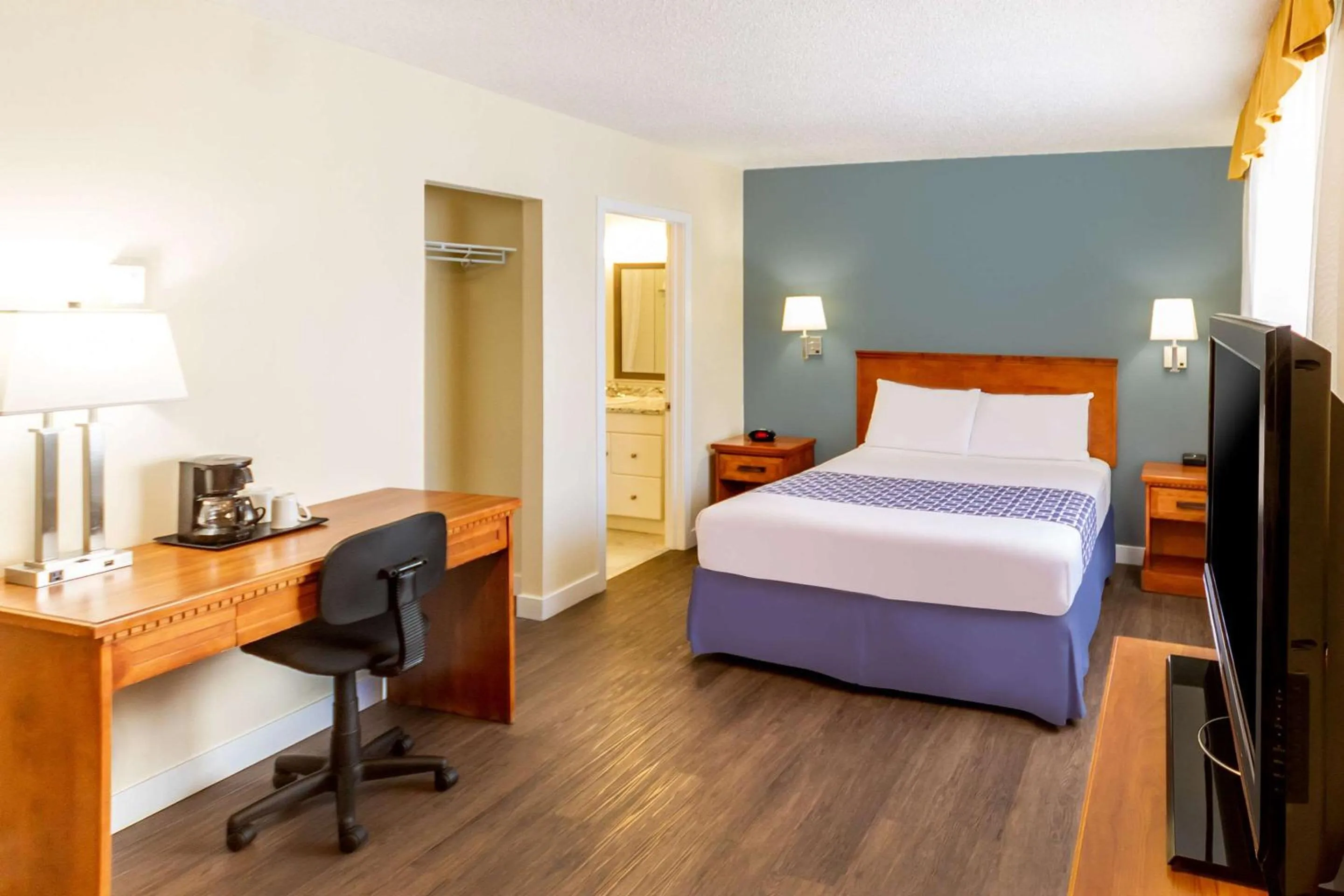 Bedroom, Bed in Econo Lodge Inn & Suites University