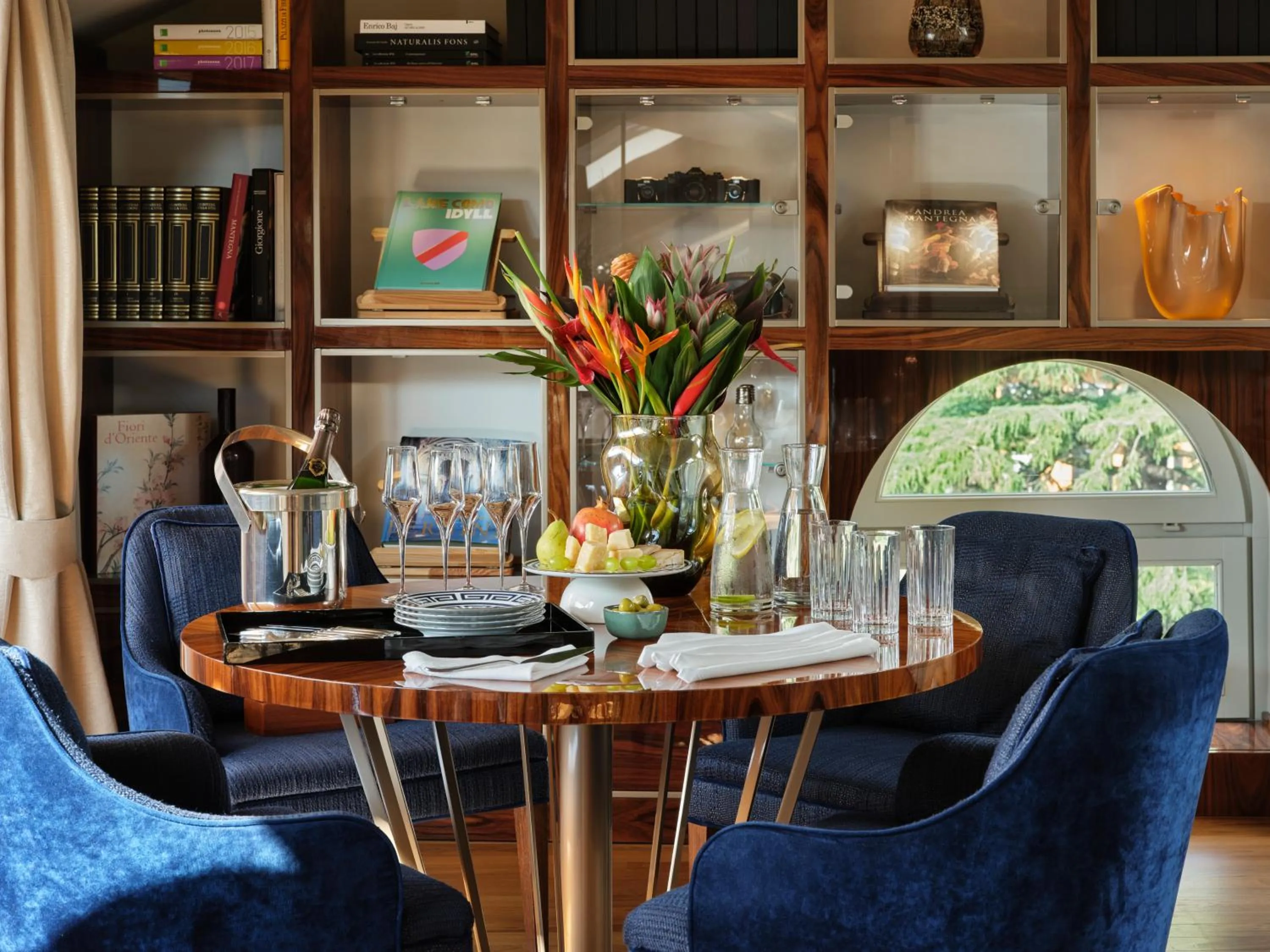 Library in VISTA Lago di Como