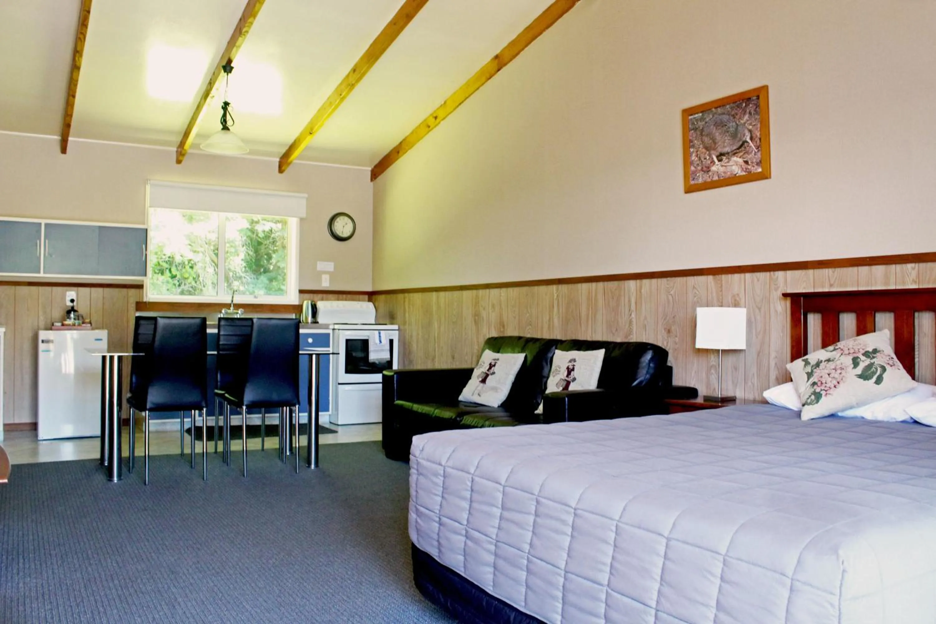 Photo of the whole room, Bed in Fairy Springs Motel