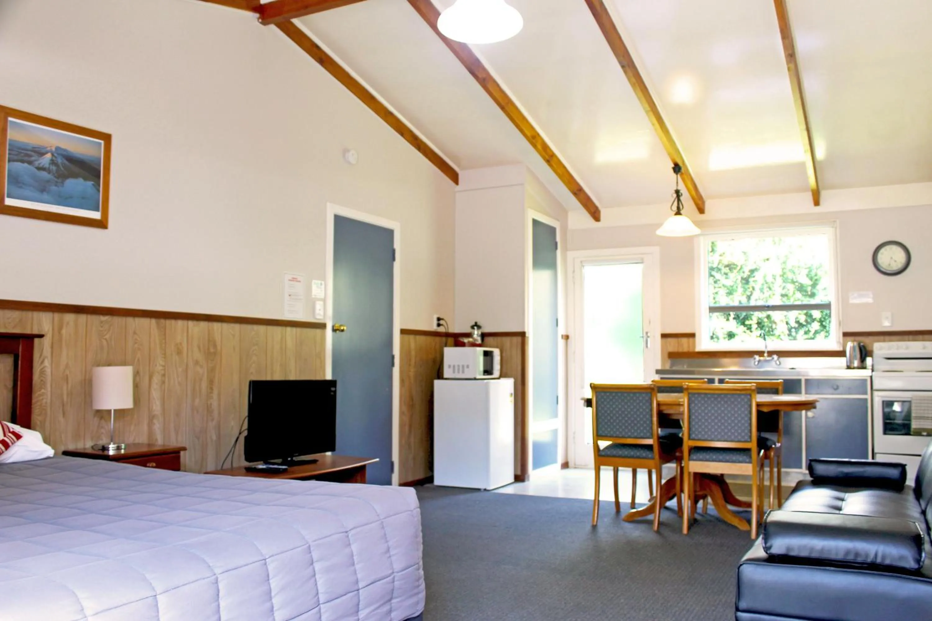 Photo of the whole room, Bed in Fairy Springs Motel
