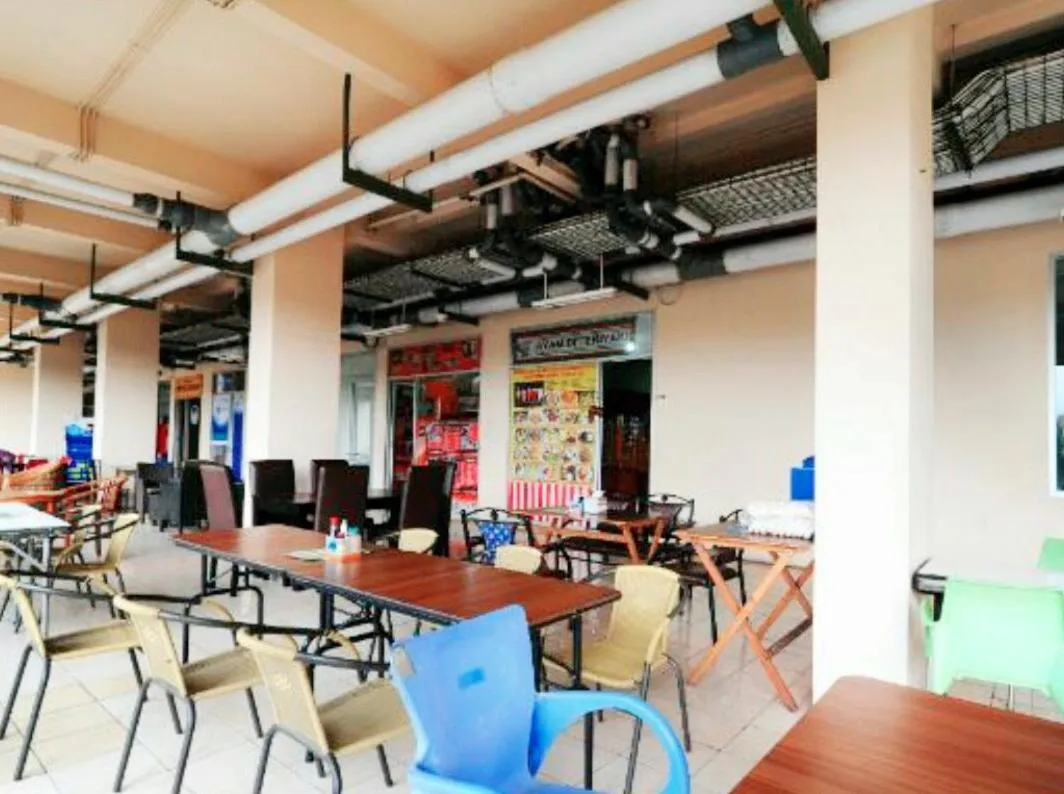 Restaurant/places to eat in Apartment The Suites Metro by Yudis