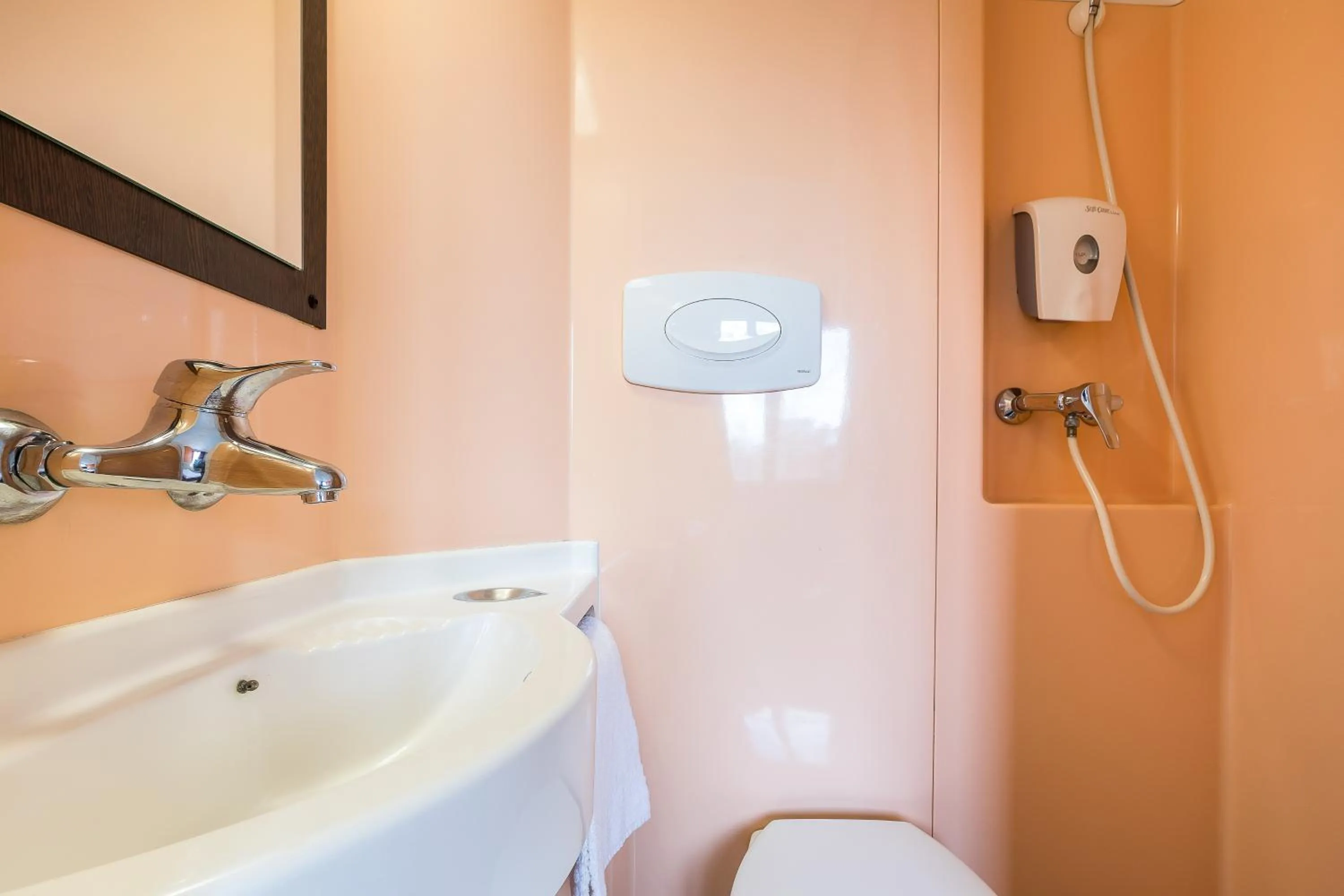 Shower, Bathroom in Hôtel de L'UNIVERS LILLE