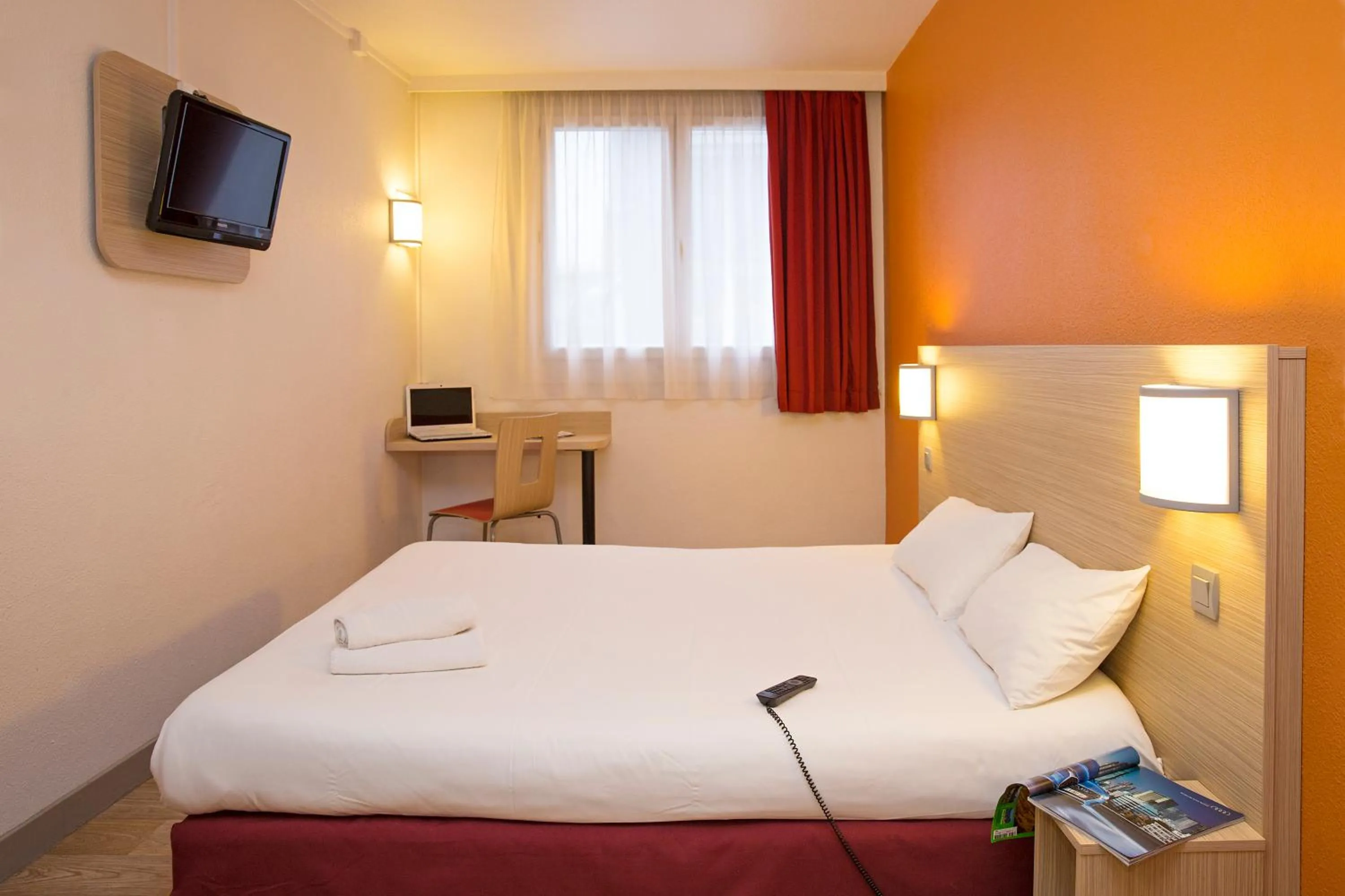 Bed, Room Photo in Hôtel de L'UNIVERS LILLE