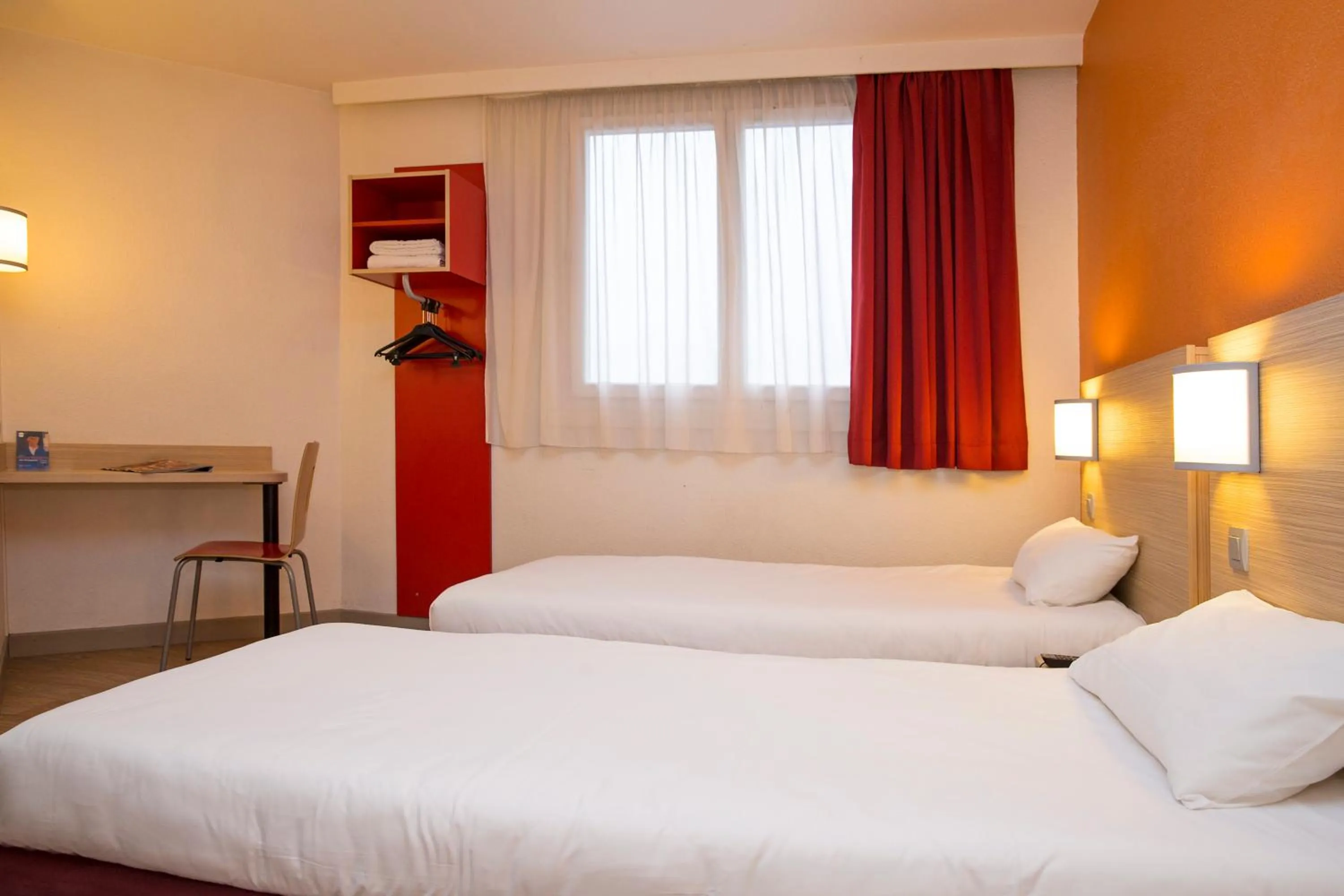 Photo of the whole room, Room Photo in Hôtel de L'UNIVERS LILLE