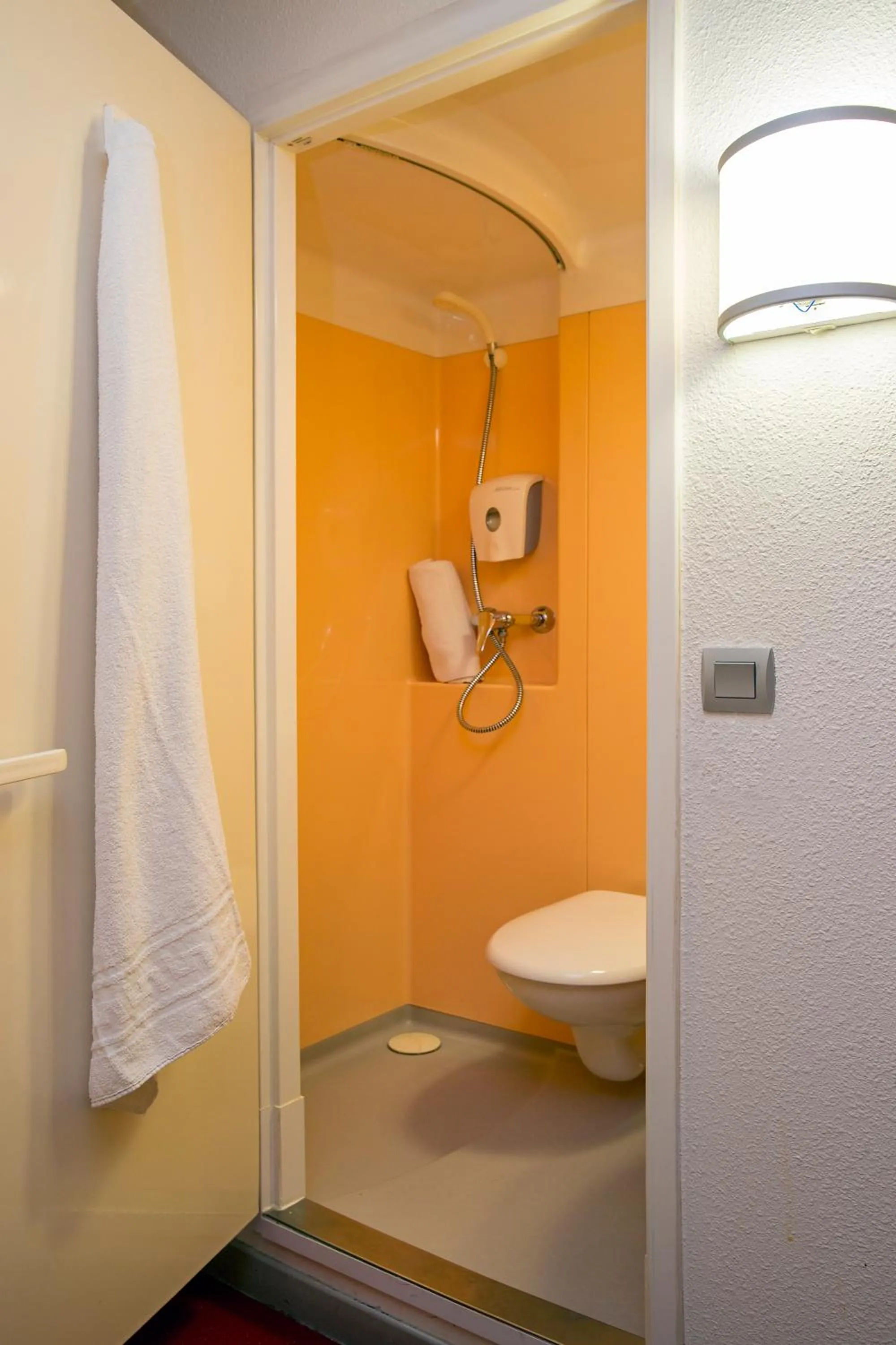 Bathroom in Hôtel de L'UNIVERS LILLE