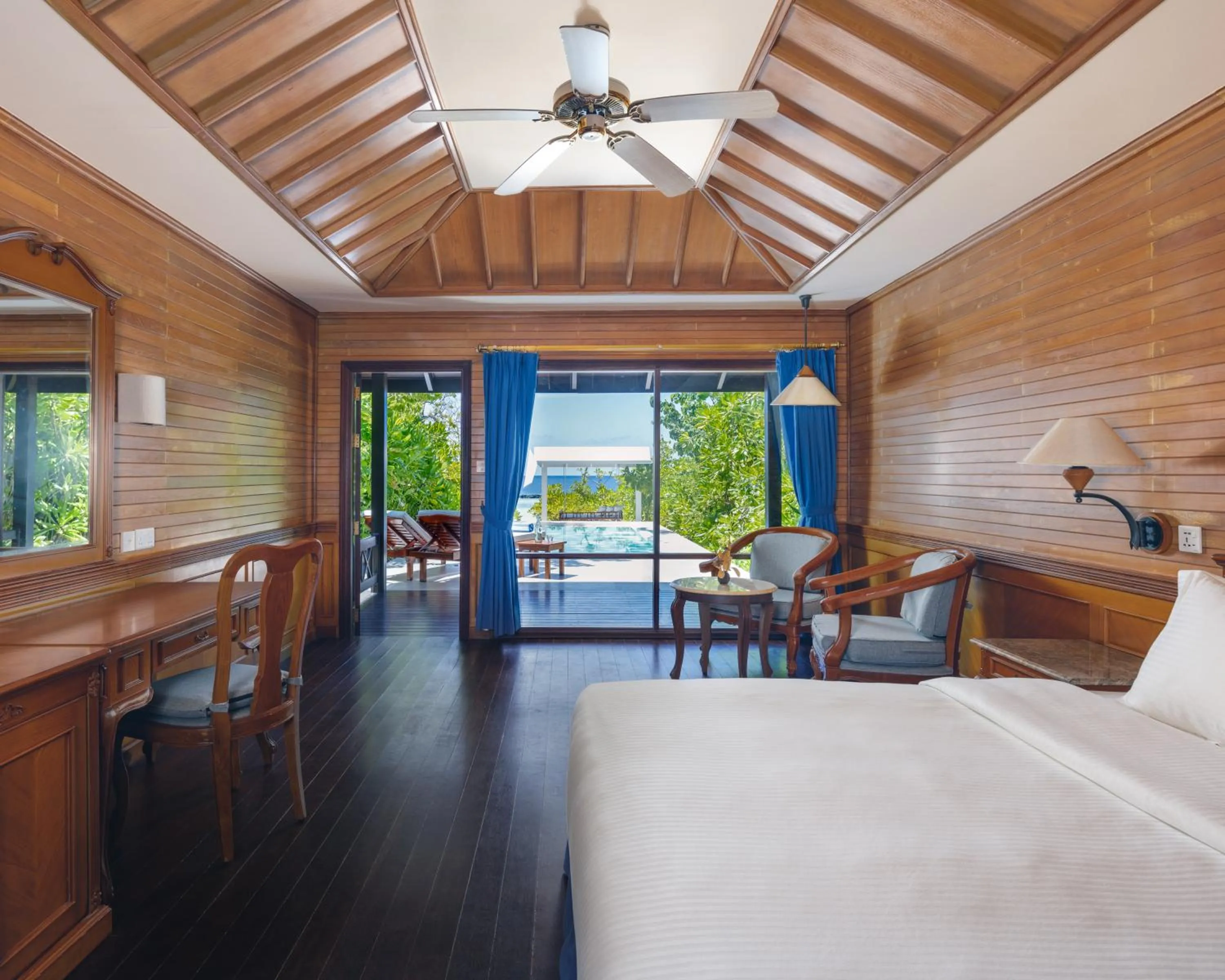 View (from property/room), Bed in Royal Island Resort Maldives