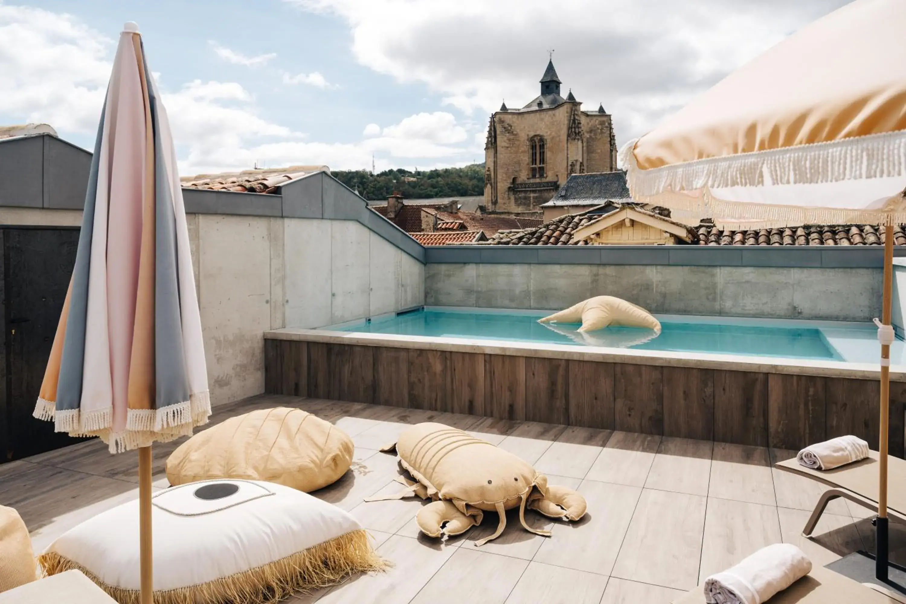 Swimming pool in Urban Style HOTEL LES FLEURINES Swimming pool in Urban Style HOTEL LES FLEURINES