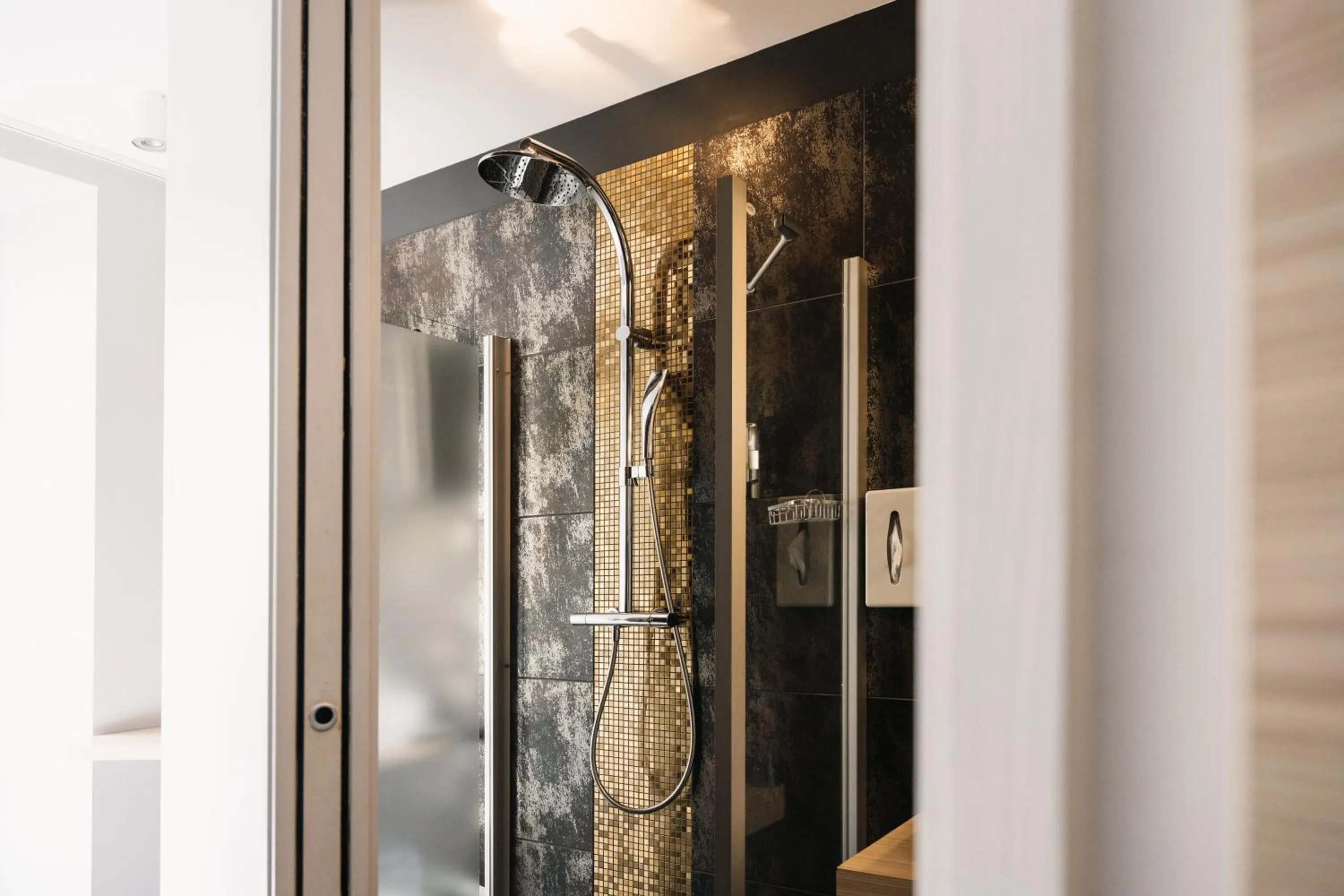 Shower in Urban Style HOTEL LES FLEURINES