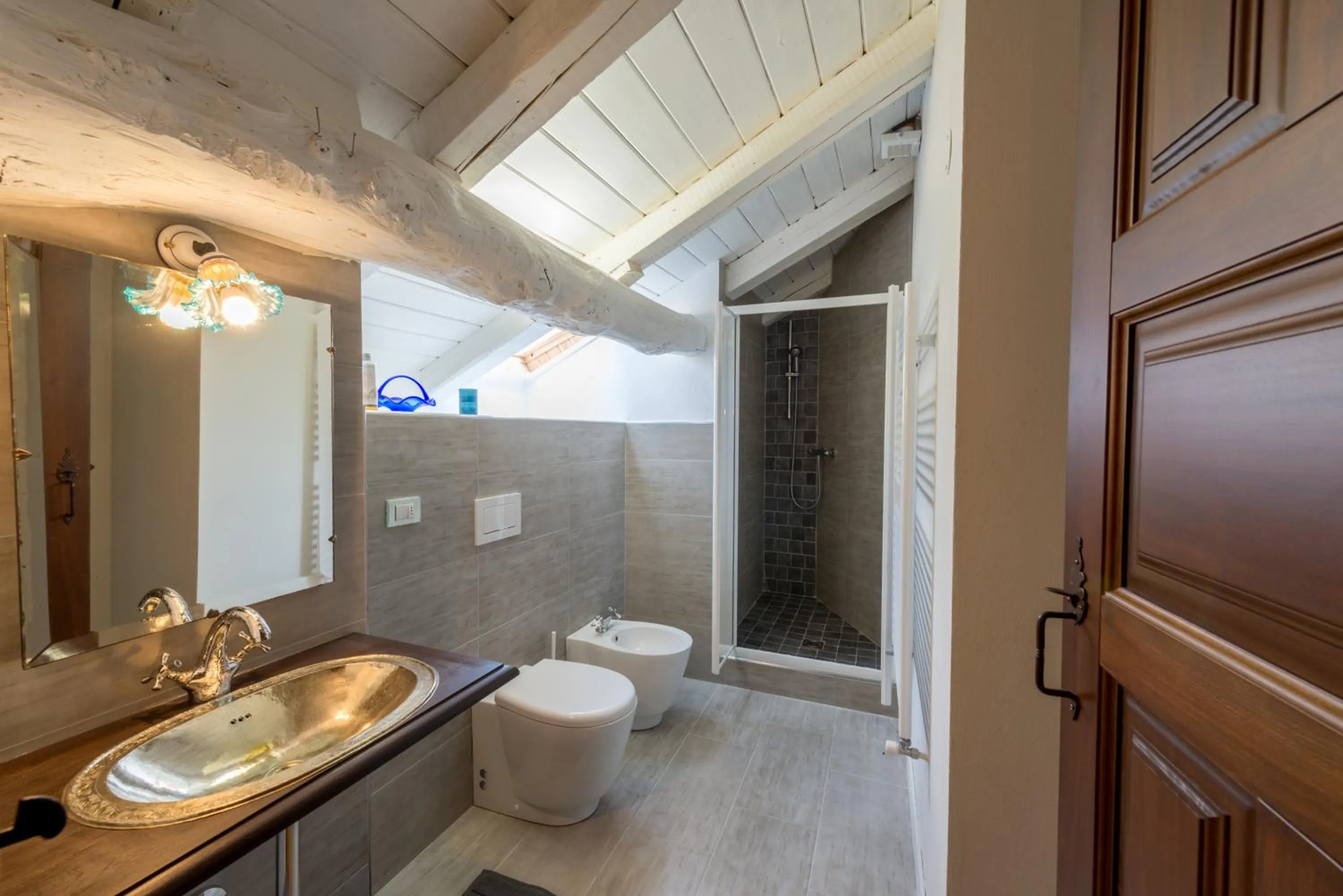 Shower in Quart de Lune - Boutique B&B