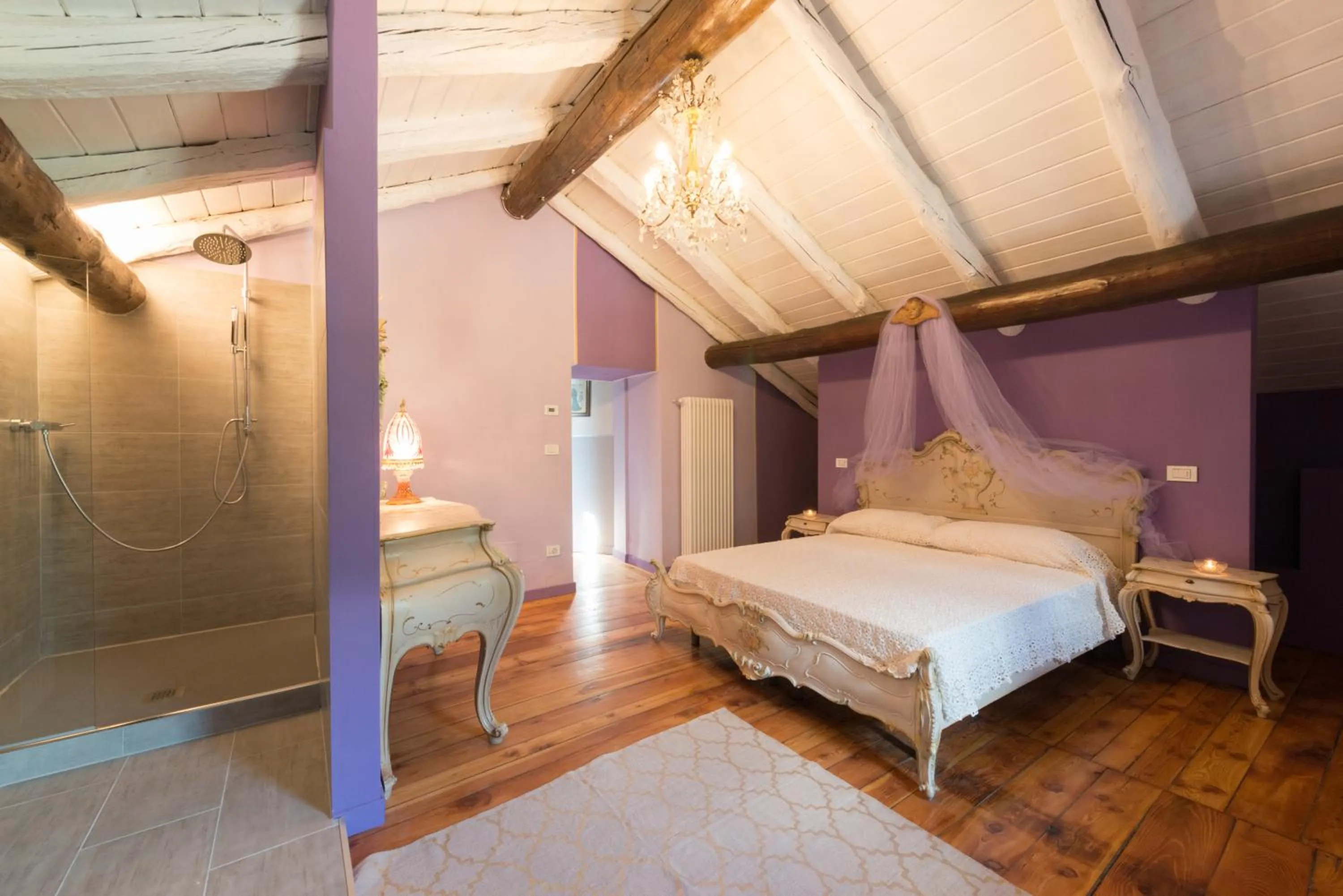 Shower, Bed in Quart de Lune - Boutique B&B