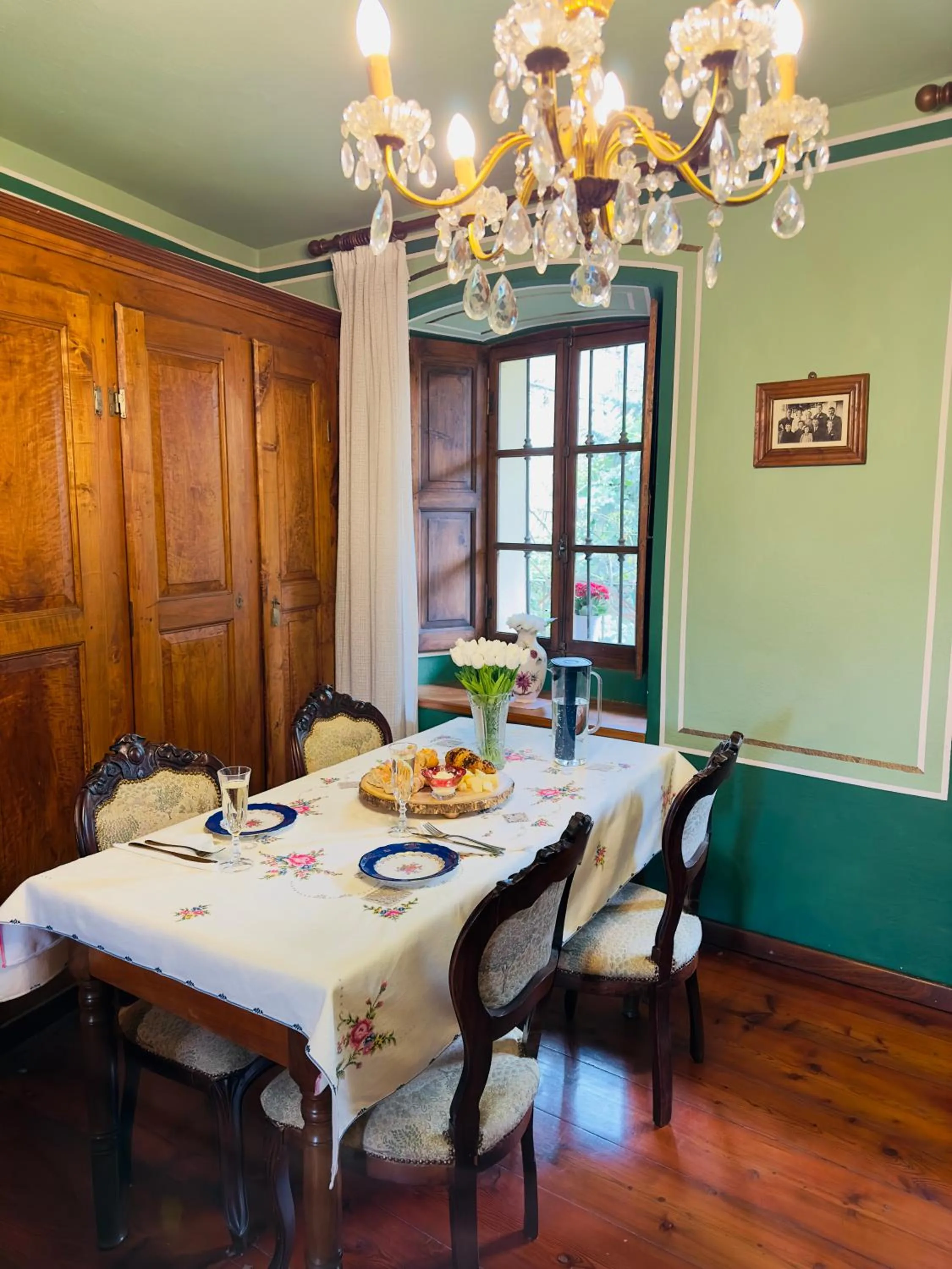 Food and drinks in Quart de Lune - Boutique B&B