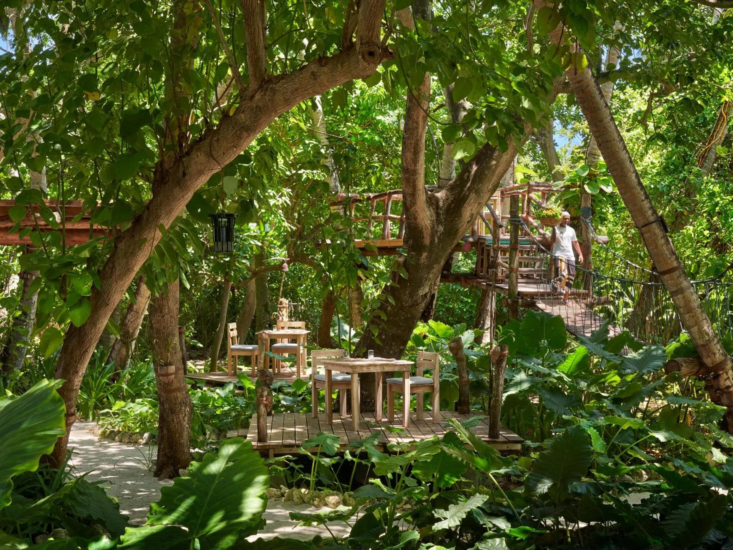 Restaurant/places to eat in Villa Park Sun Island Resort