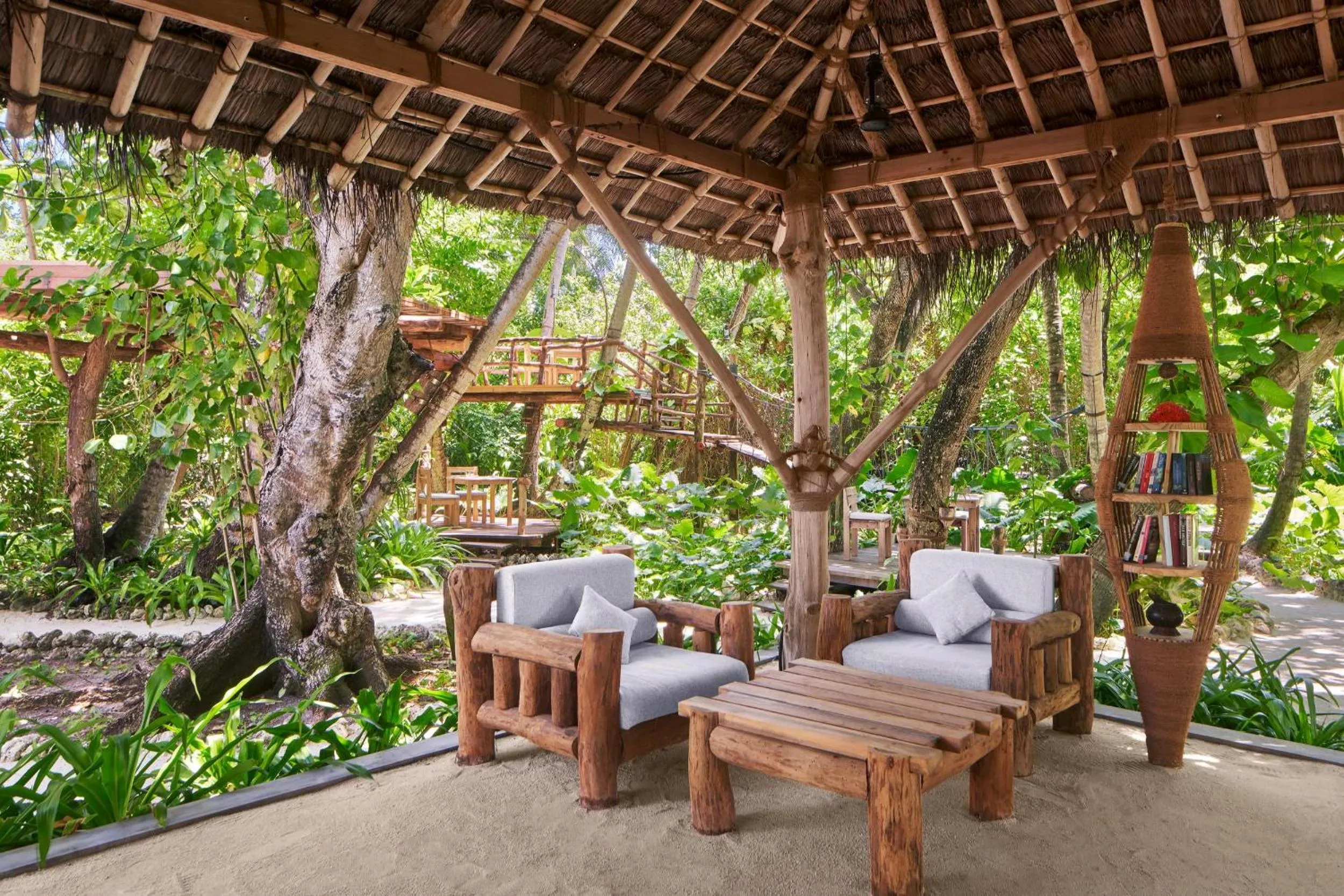 Restaurant/places to eat in Villa Park Sun Island Resort