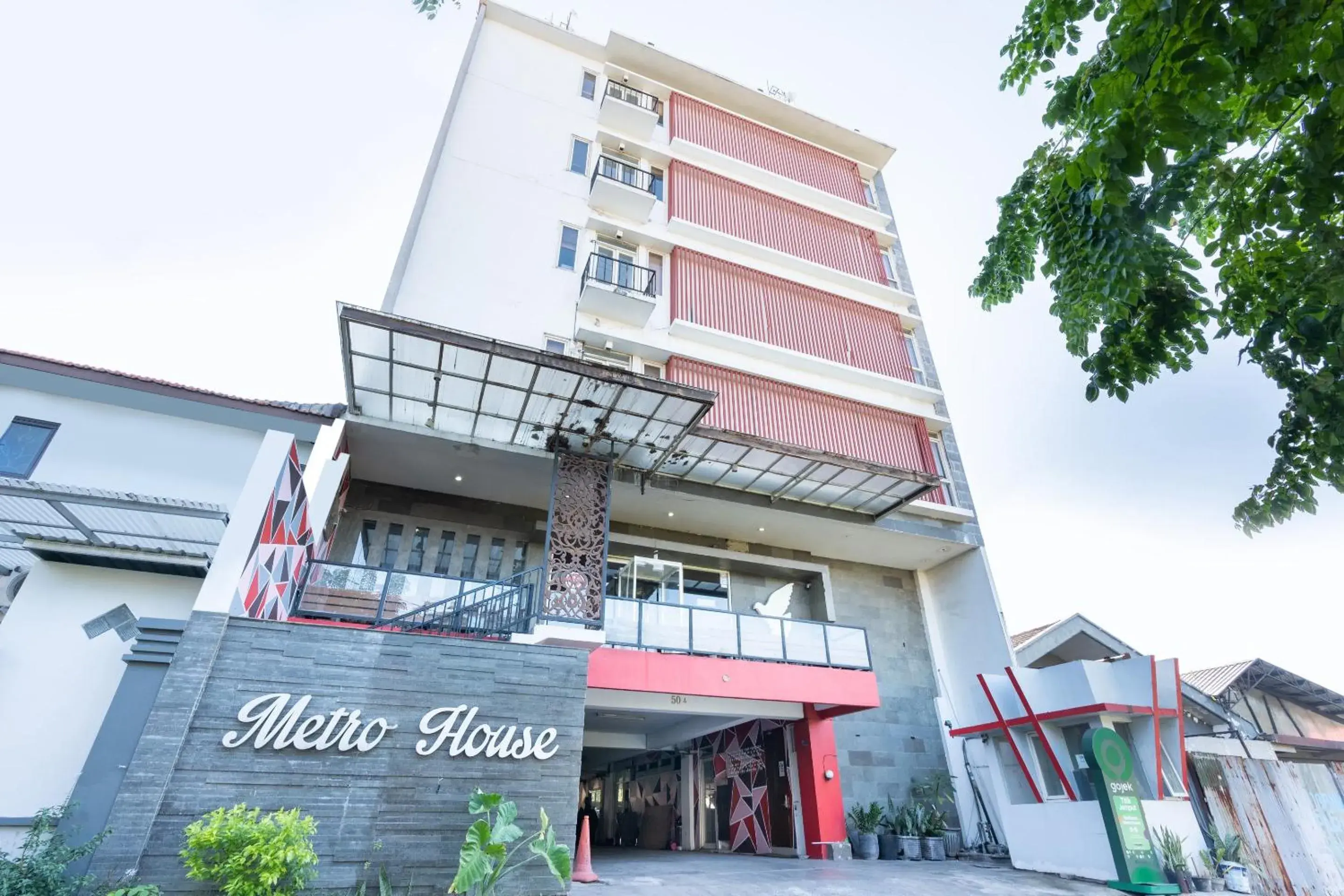 Facade/entrance in Flagship 91863 Metro House Facade/entrance in Flagship 91863 Metro House