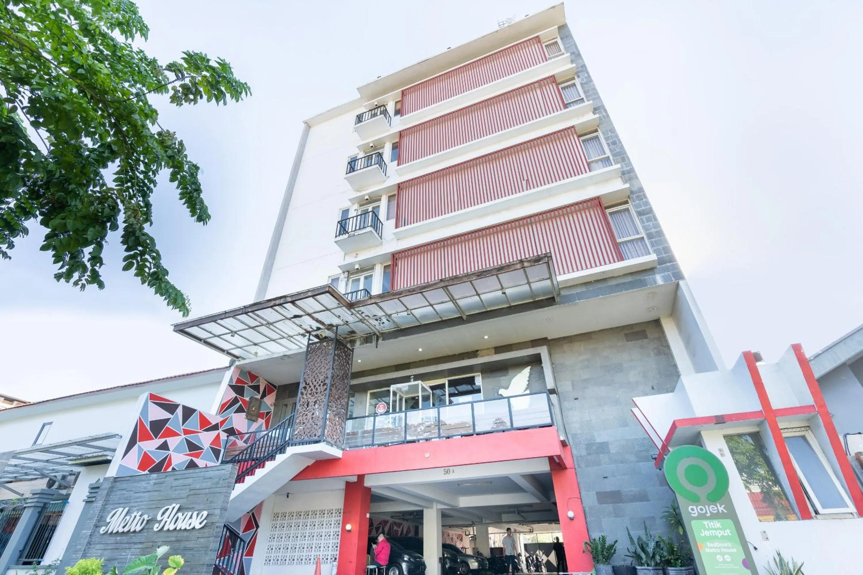 Facade/entrance in Flagship 91863 Metro House